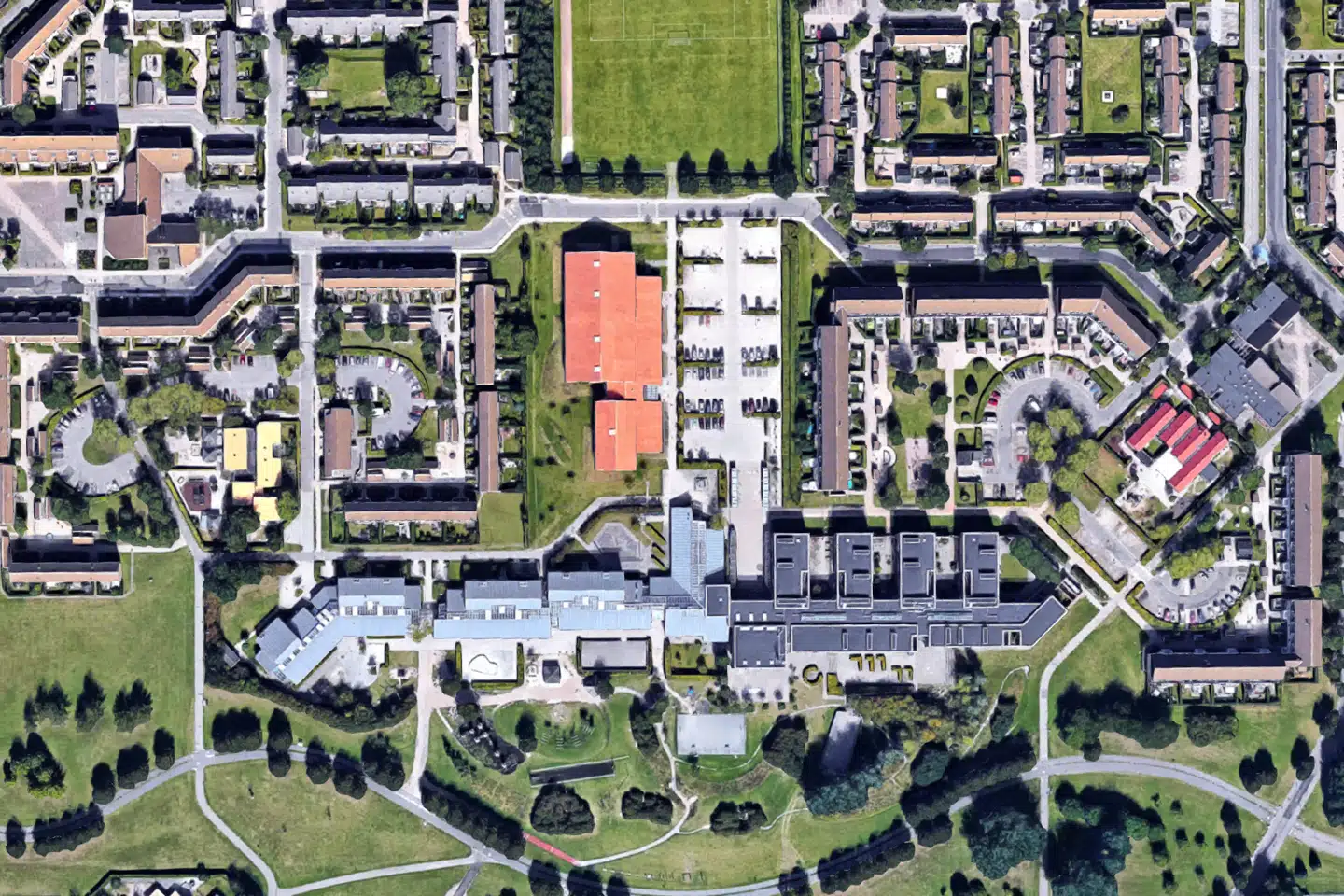 Efter fund af skydevåben ved Torstorp Skole i Høje-Taastrup Kommune har der været øget politipatruljering i området, og lokalpolitiet er på skolen mandag morgen.