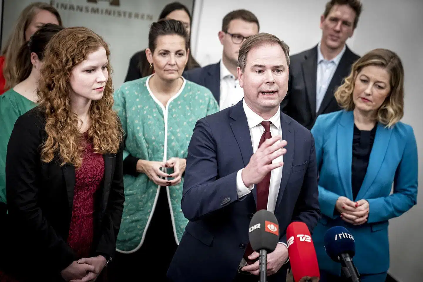 »Som Kraka tidligere har beskrevet, brugte det nye forsvarsforlig den sidste rest af råderummet frem mod 2030, hvis man samtidig indførte velfærdsloven. Dermed var der udsigt til otte finanslove uden mulighed for yderligere tiltag, der ikke samtidig blev finansieret. Ved ikke at indføre velfærdsloven får politikerne på papiret pengene til flere ældre til disposition.,« skriver Niels Storm Knigge og Ulrik Beck.