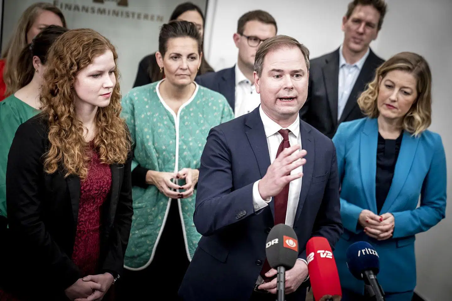 »Som Kraka tidligere har beskrevet, brugte det nye forsvarsforlig den sidste rest af råderummet frem mod 2030, hvis man samtidig indførte velfærdsloven. Dermed var der udsigt til otte finanslove uden mulighed for yderligere tiltag, der ikke samtidig blev finansieret. Ved ikke at indføre velfærdsloven får politikerne på papiret pengene til flere ældre til disposition.,« skriver Niels Storm Knigge og Ulrik Beck.