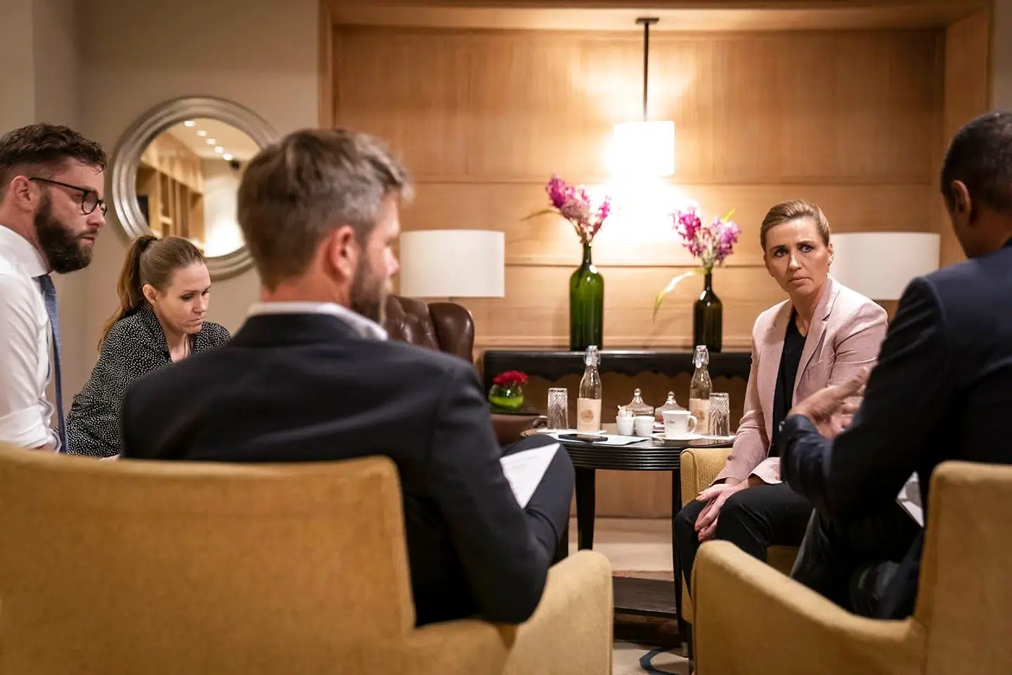 »Har statsministeren med andre ord lagt et sådant pres på Fødevareministeren, at det kan afføde et selvstændigt ansvar for statsministeren?,« skriver Henrik Palmer Olsen & Mikael Rask Madsen. På billedet blandt andet departementchef i Statsministeriet, Barbara Bertelsen, og statsminister Mette Frederiksen, mandag den 11. oktober 2021. (Foto: Mads Claus Rasmussen/Ritzau Scanpix)