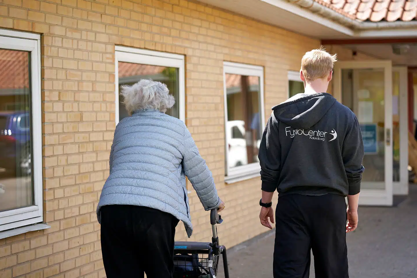 Antallet af coronarelaterede dødsfald på plejehjemmene har været for nedadgående de seneste uger – fra 97 i uge 11 til 33 i uge 15. Men samlet under hele epidemien er der registreret godt 2.200 dødsfald blandt de omkring 40.000 beboere. Dermed er over en tredjedel af det samlede antal dødsfald herhjemme forekommet her. Arkivfoto: Signe Goldmann/Ritzau Scanpix