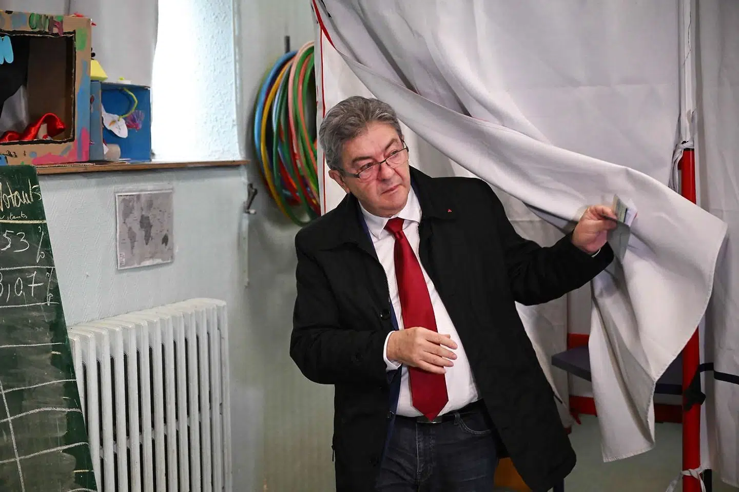 Jean-Luc Mélenchon, der leder venstrepartiet La France insoumise, undlod at opfordre sine vælgere til at stemme på Emmanuel Macron i anden runde. Men det vil næppe forhindre ham i at tage en del af æren for Marine Le Pens nederlag.
