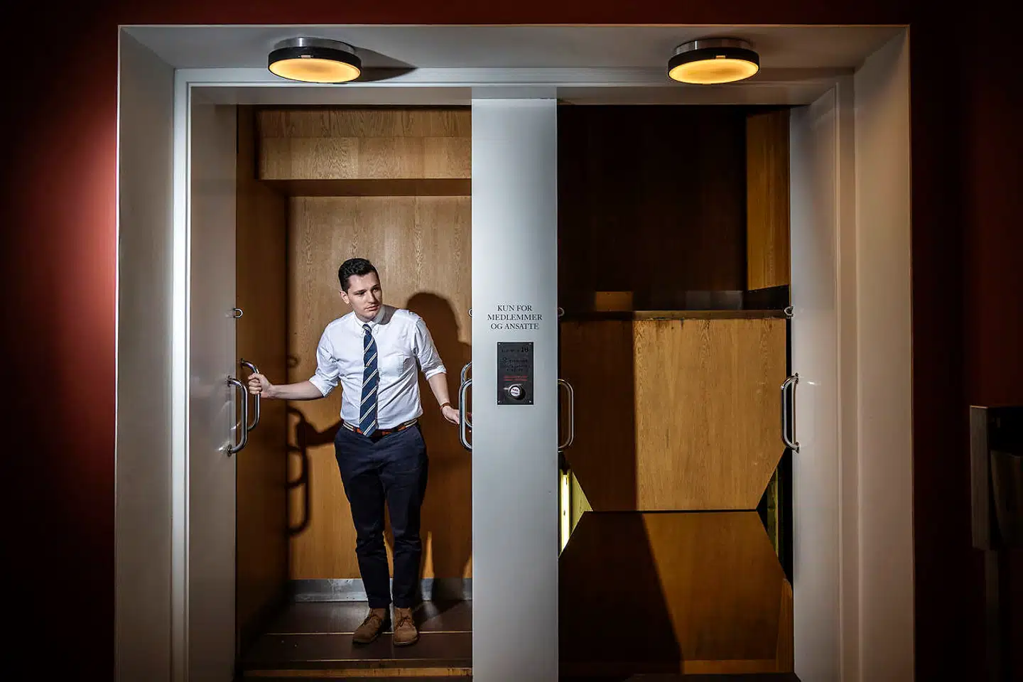 Hvis man spørger Morten Reimar, om han savner et liv som digter og journalist, er det første, han svarer, at han er glad for, hvor han er. Christiansborg er nemlig en »mærkelig«, men virkelig spændende verden, lyder det.