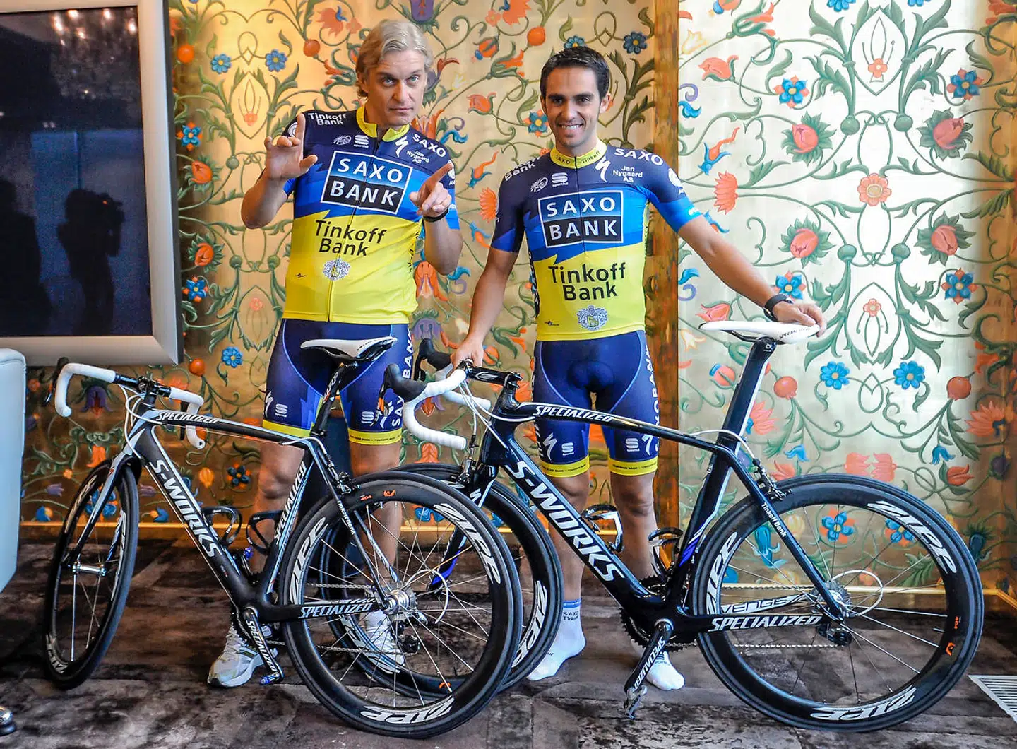 2012: Sponsor Tinkov poserer med dobbelt Tour de France-vinder Alberto Contador. Tinkov købte cykelholdet af Bjarne Riis i 2013, der forlod holdet i 2015 efter lang tids kontrovers mellem de to.