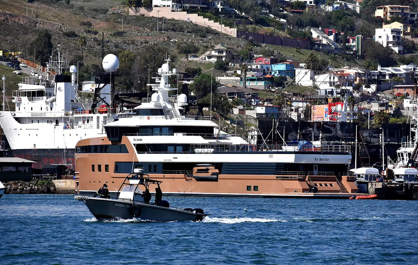 Oleg Tinkovs isbryder-yacht, »La Datcha« (løst oversat fra russisk til »sommerhus«). Den er 77 meter lang, har et bronzeomfattet ydre, seks dæk, helikopterlandingsplads, en lille ubåd og to snescootere. Og meget mere. Her lagt til kaj i Baja California, Mexico. Trods sanktioner ejer han stadig yachten.