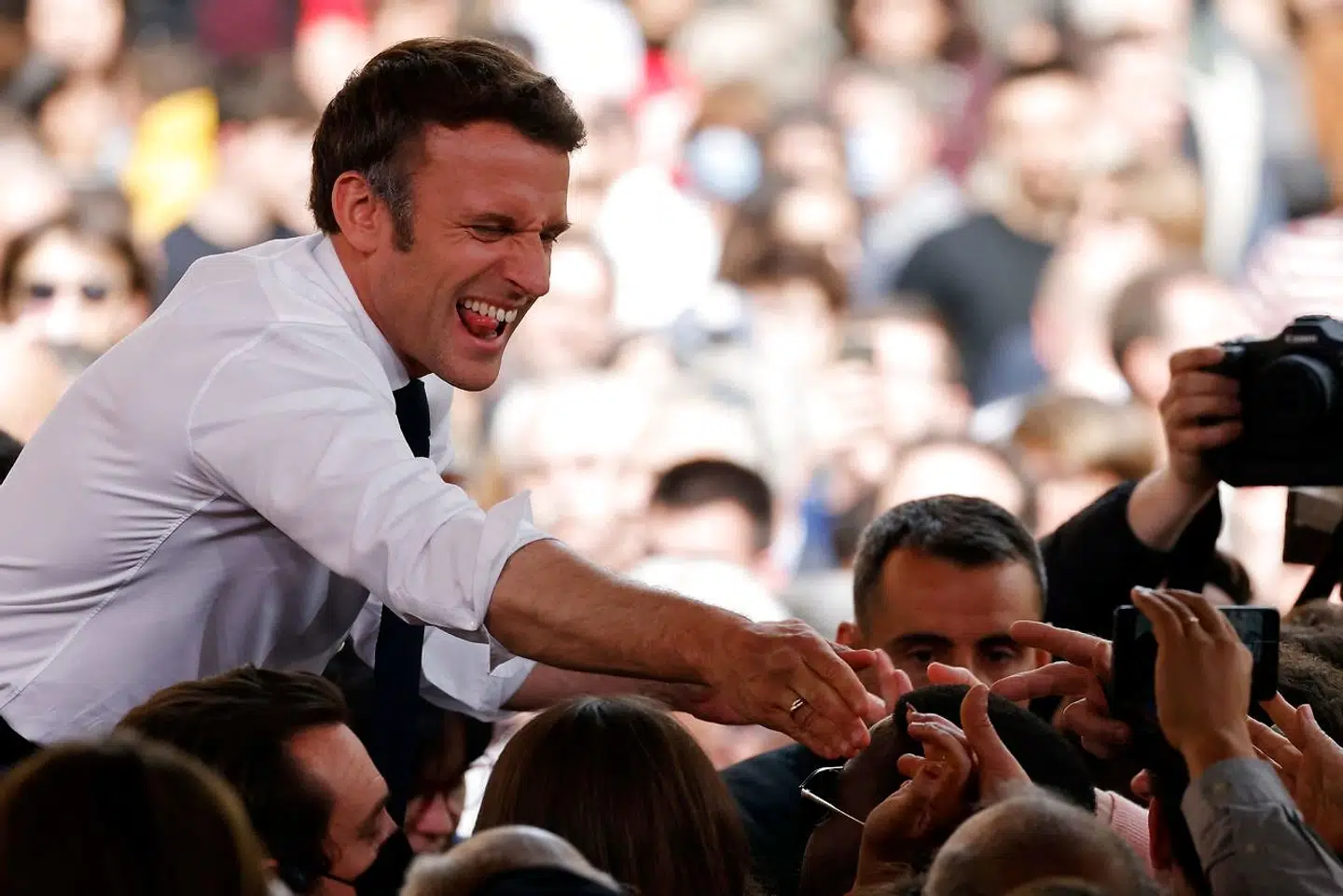 Emmanuel Macron deltog stort set ikke i valgkampen forud for første runde. De seneste uger har han til gengæld fyret den af. Her under fredagens afsluttende valgmøde i den lille, sydfranske by Figeac.