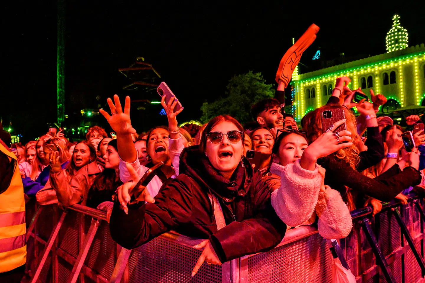 Publikum til Artigeardit på plænen i Tivoli under Fredagsrock fredag den 22. april 2022. Her ved det nye sikkerhedshegn, en kile ud blandt publikum Fredagsrock i Tivoli har 25-års jubilæum i 2022 og i den anledning er antallet af koncerter sat op til 25. (Foto: Torben Christensen/Ritzau Scanpix)
