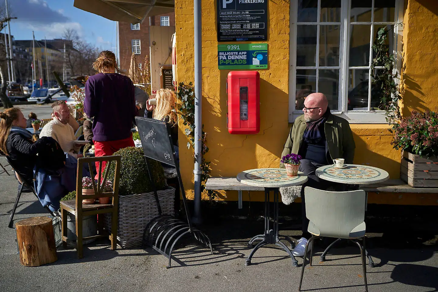 Lars Hjortshøj mener, at vi generelt burde være bedre til at hilse på hinanden i København. Det praktiserer han selv i sit nye kvarter, fortæller han.