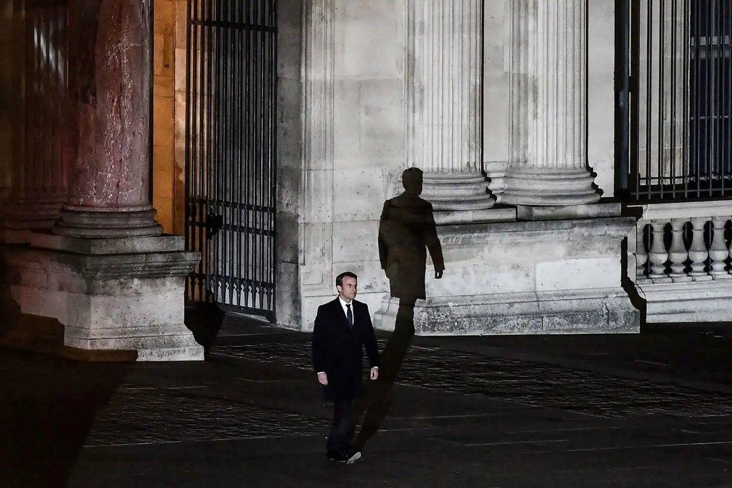 Emmanuel Macron gav den ikke for lidt, da han for fem år siden fejrede sin valgsejr med en teatralsk ceremoni uden for det gamle kongeslot Louvre.