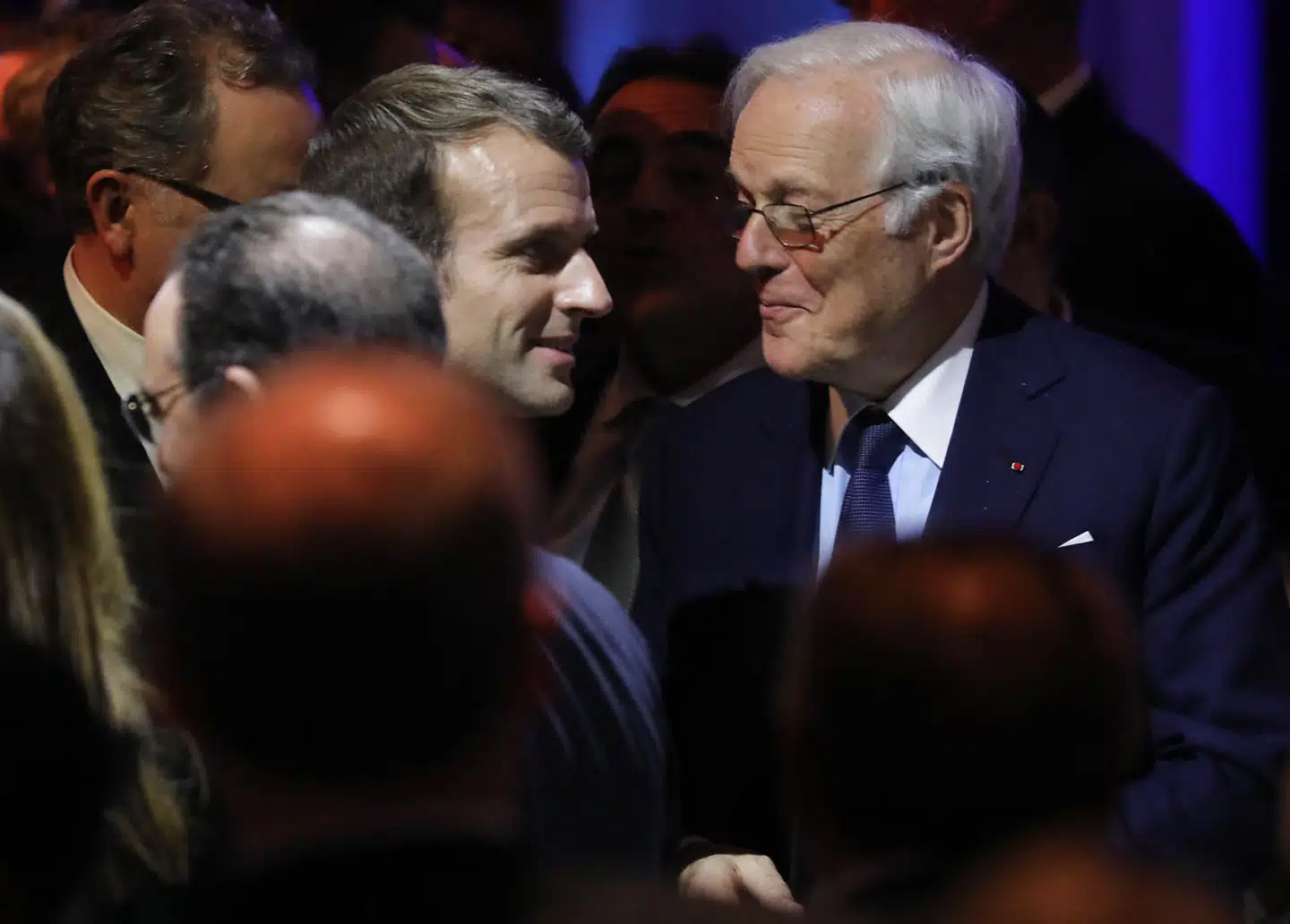 Emmanuel Macron hilser på sin tidligere arbejdsgiver David de Rothschild under et middagsselskab i Frankrigs jødiske trossamfund i 2019.