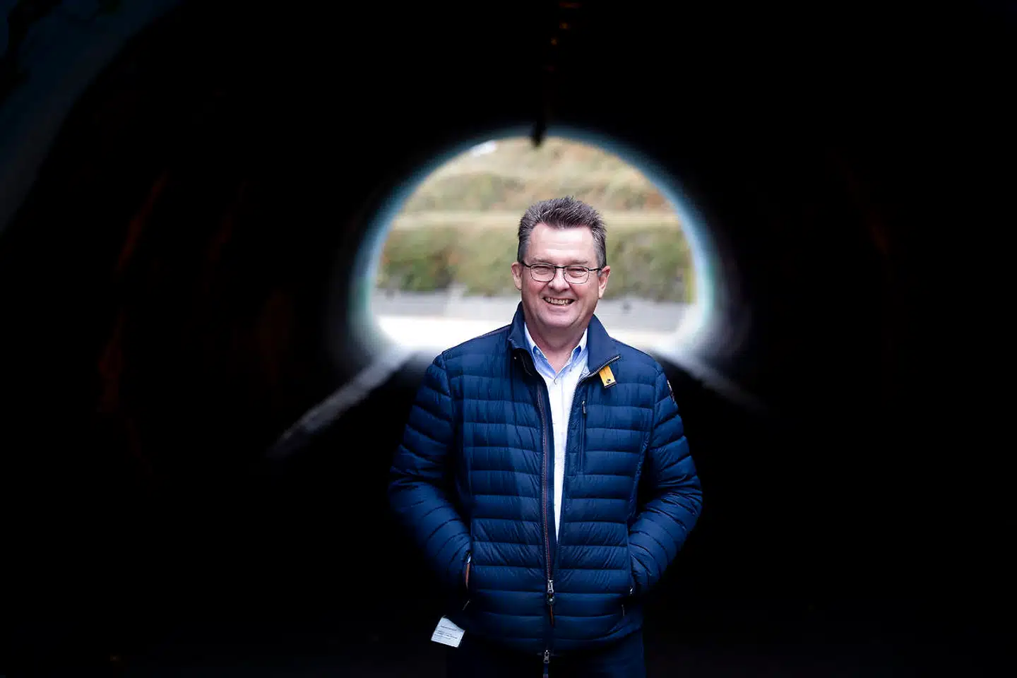 Linak-koncernens ejer, Bent Jensen, er en af Danmarks og verdens rigeste mænd. Han skiller sig ud ved at kritisere skattefifleri og praleri, og han har ikke noget imod at tale om, at han er velpolstret.