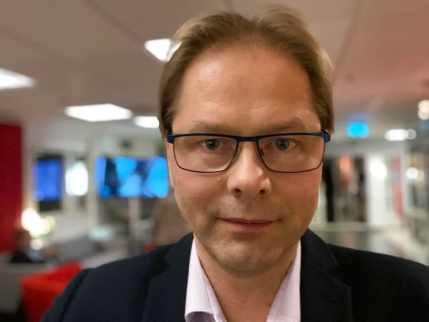 Sverige har allerede set, hvor galt det kan gå. Derfor bør Rasmus Paludan ikke få lov til at afholde yderligere demonstrationer i svenske udsatte boligområder, mener Anders Lindberg, der er politisk chefredaktør på Aftonbladet.