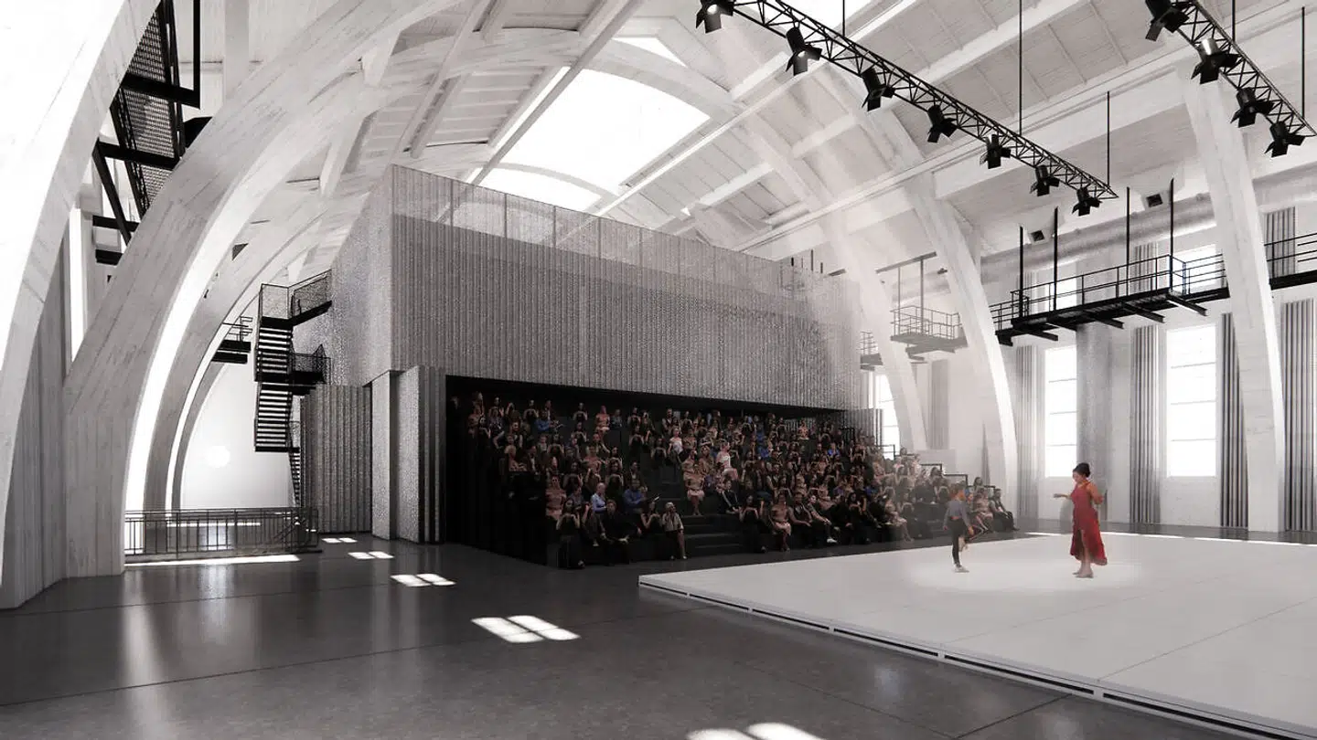 Der skal etableres en stor scene i Kedelhusets store industrihal, som skal være omdrejningspunkt for store forestilling. Illustration: Mikkelsen Arkitekter A/S.