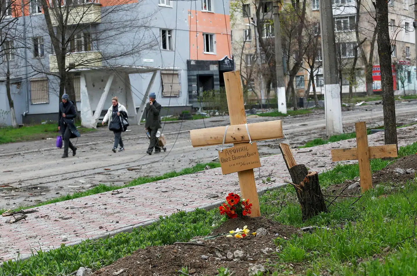 Et syn, der efterhånden er normalt i Mariupol: gravpladser midt i byen.