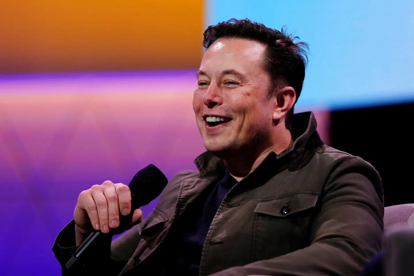 Stifteren af Tesla, Elon Musk, har god grund til at smile for tiden. Han står nemlig til at indkassere en bonus på 23 milliarder dollar efter et overraskende stærkt kvartalsregnskab. Arkivfoto: Mike Blake/Reuters/Ritzau Scanpix