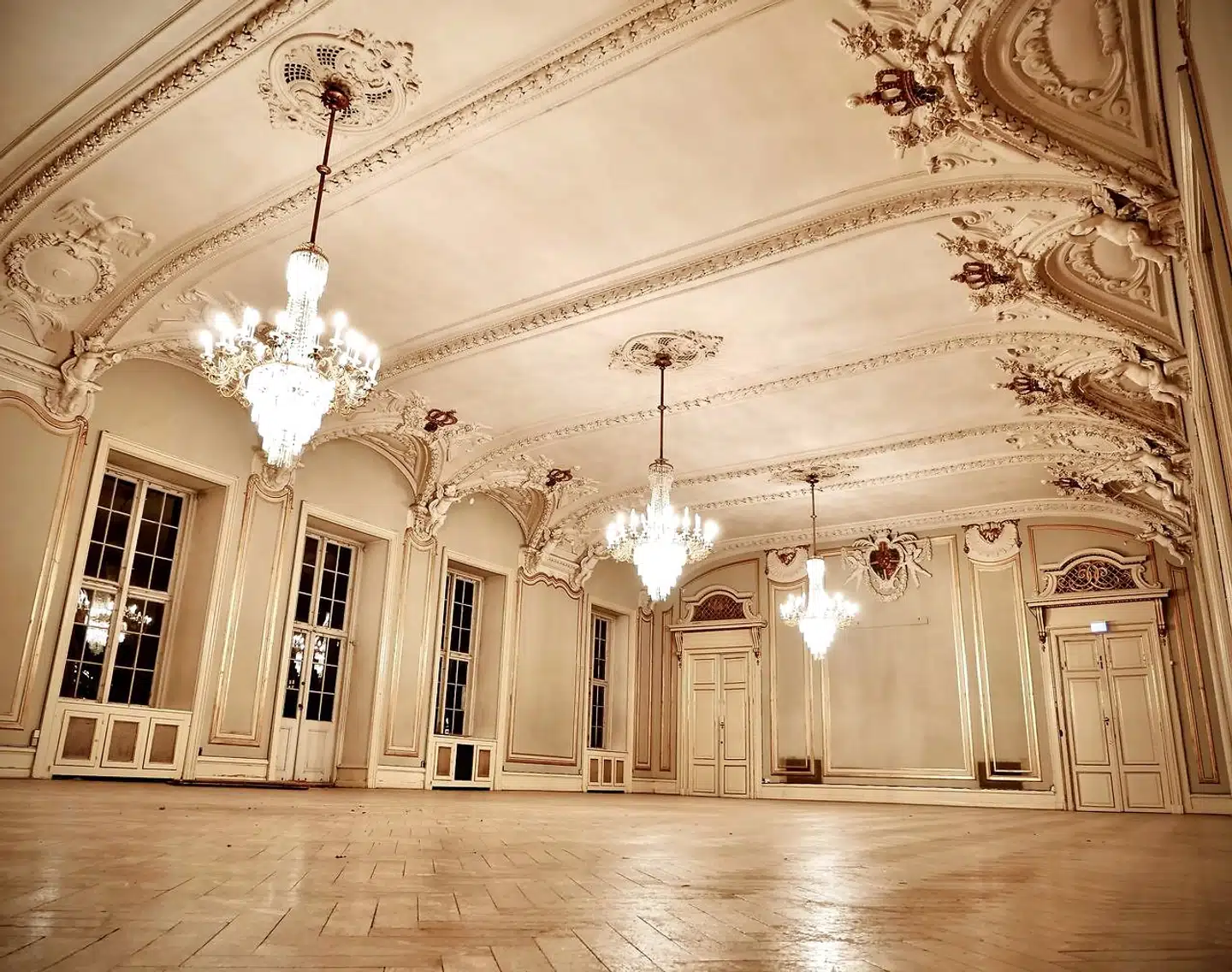 I de højloftede lokaler dyrkes den akustiske musik nu.