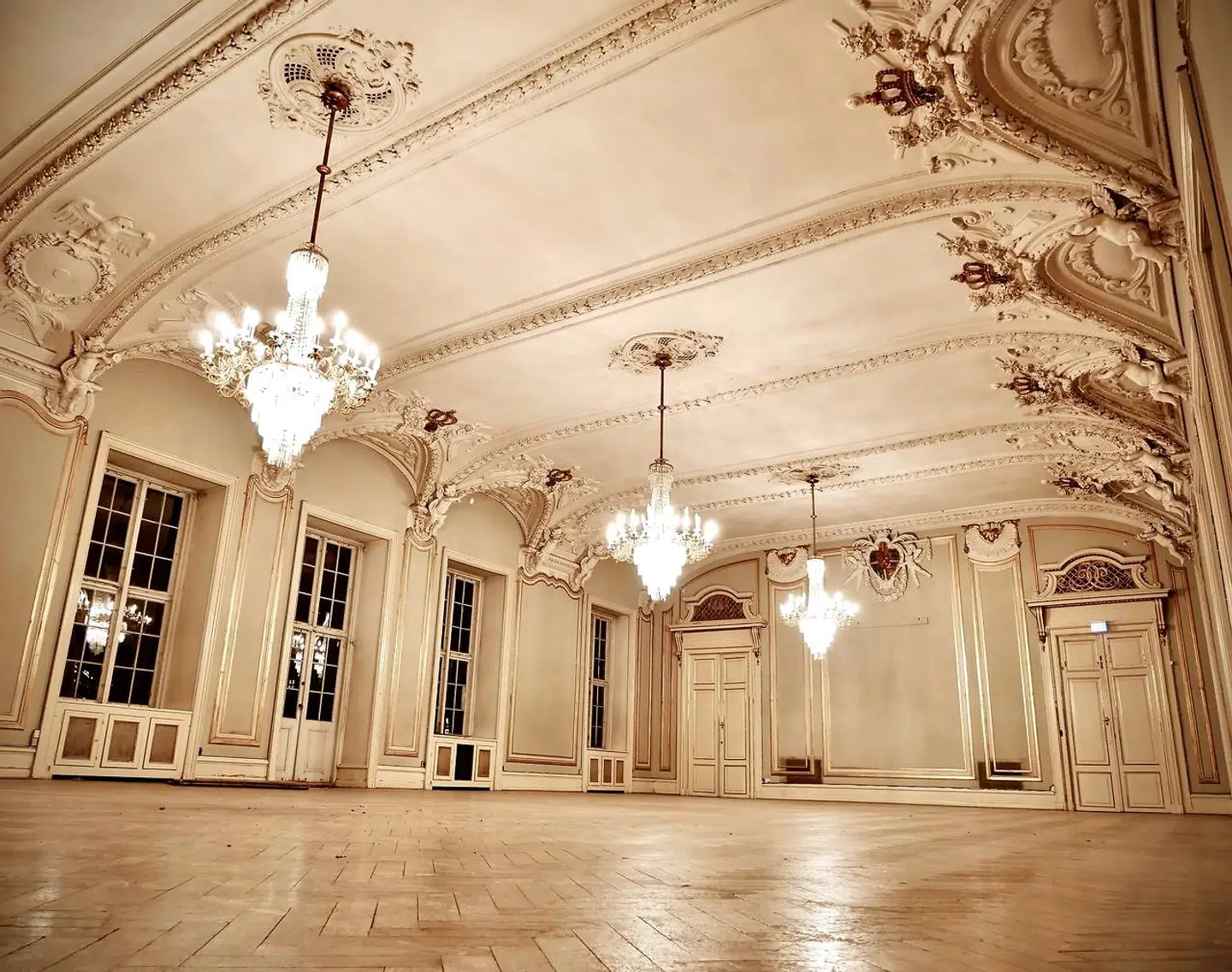 I de højloftede lokaler dyrkes den akustiske musik nu.