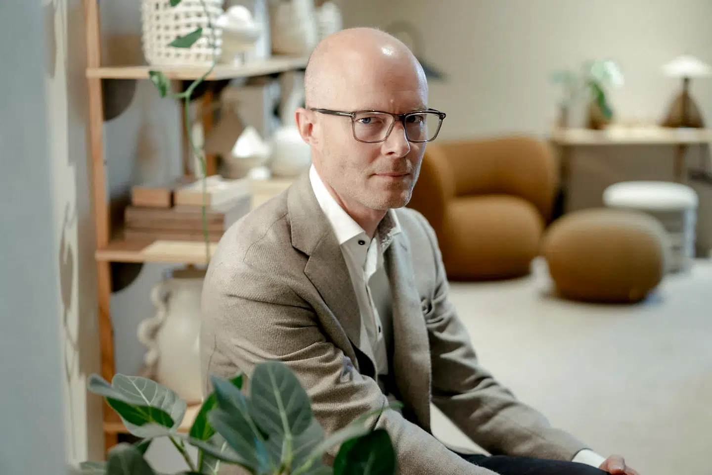 Administrerende direktør i Ferm Living Peter Vedel er glad for Østre Landsrets afgørelse om, at Coop, Fakta og Wolly & Co. har kopieret den danske designvirksomhed. Han ved dog, at næste uge byder på nye kopisager, der skal håndteres.