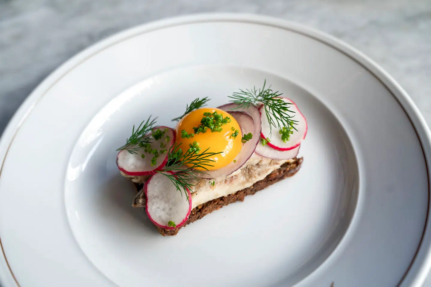 Røget sild fra Christiansø med knaldorange æggeblomme.