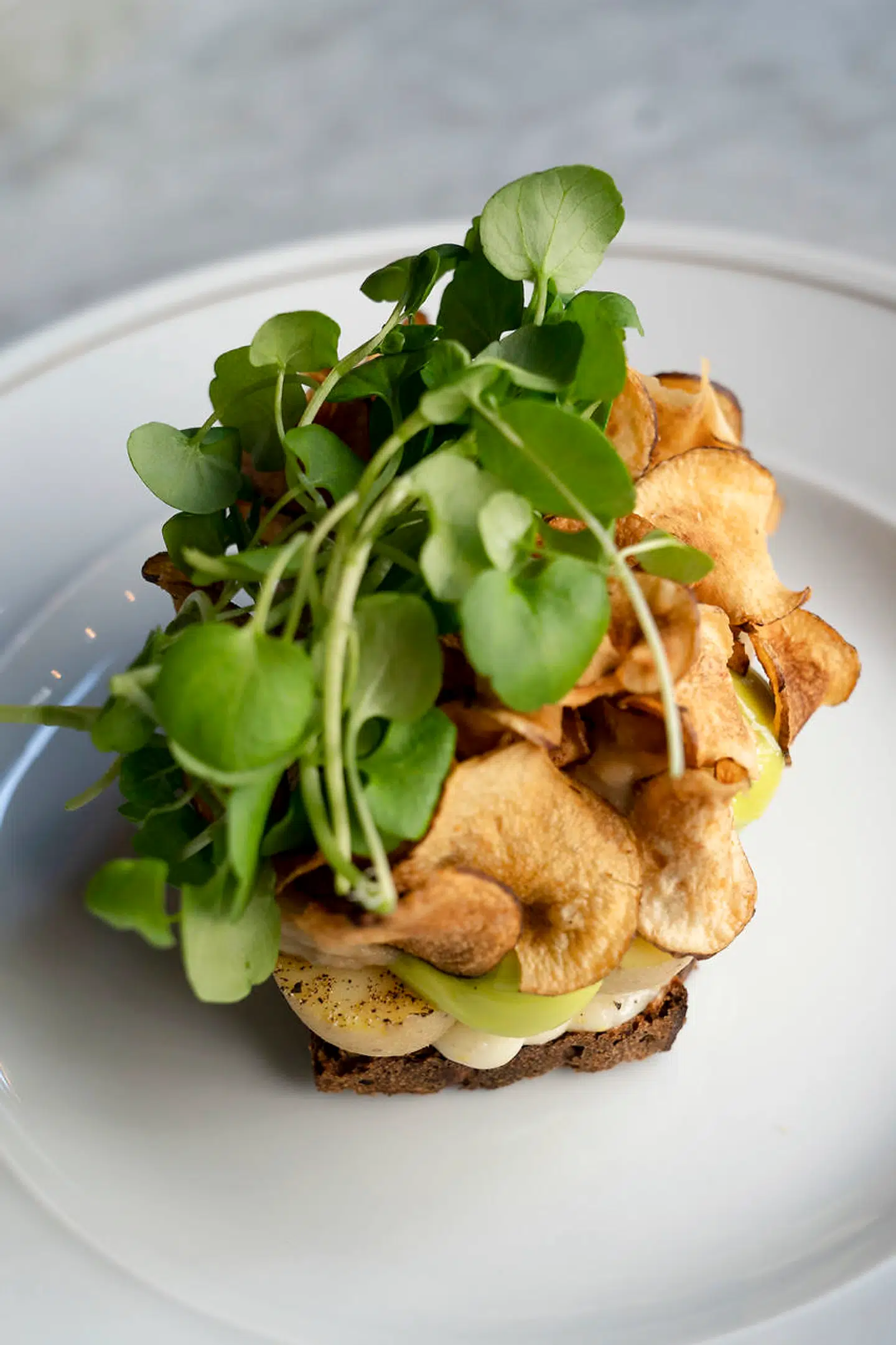 Tårnhøj kartoffelmad med det bedste fra jorden.