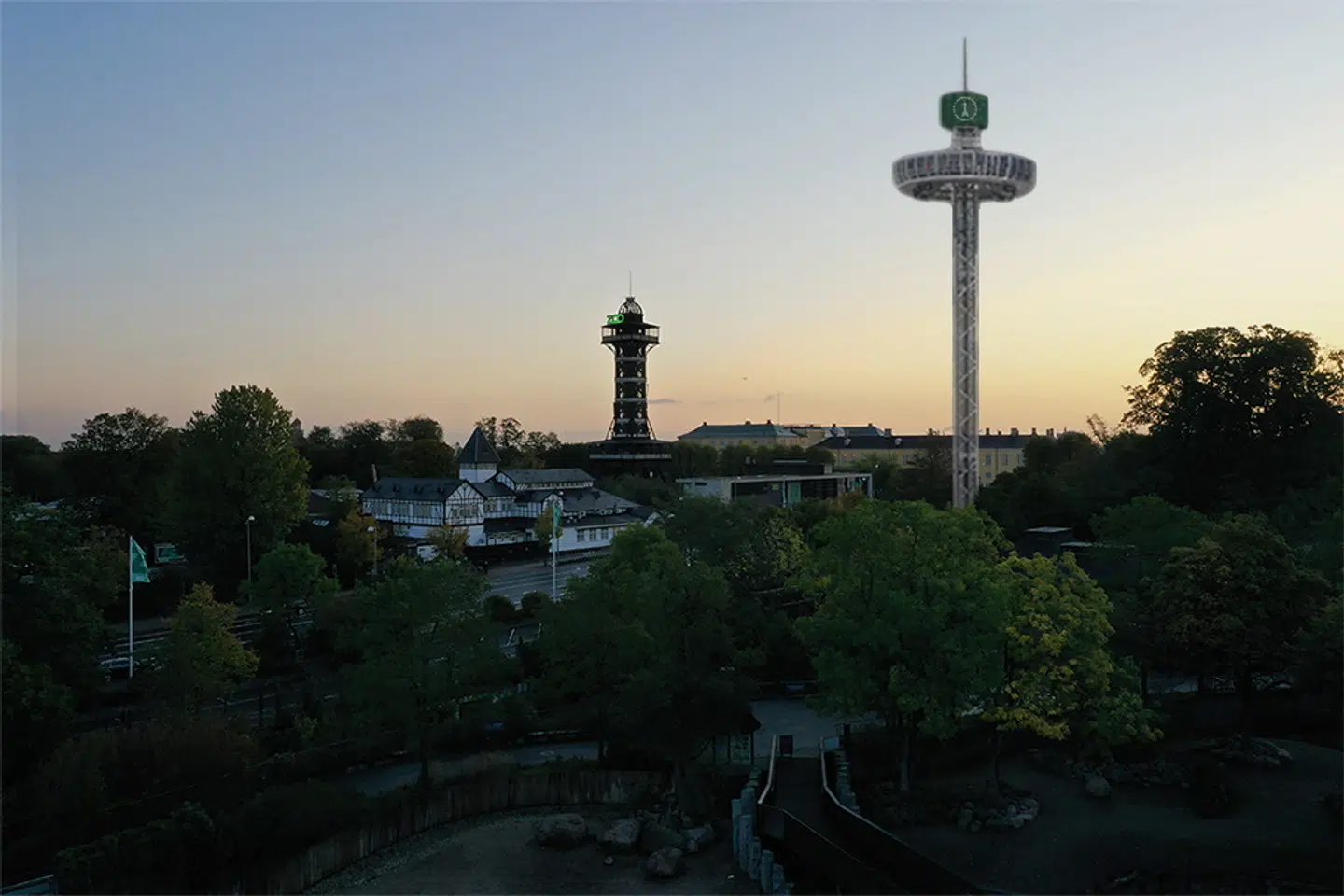 ZOO Skyliner vil have plads til 60 personer pr. tur. Åbningsperioden er 9. juni-28. august. Pressefoto fra Zoologisk Have i København, fotomanipulation af Mette Hedeager Johansson.