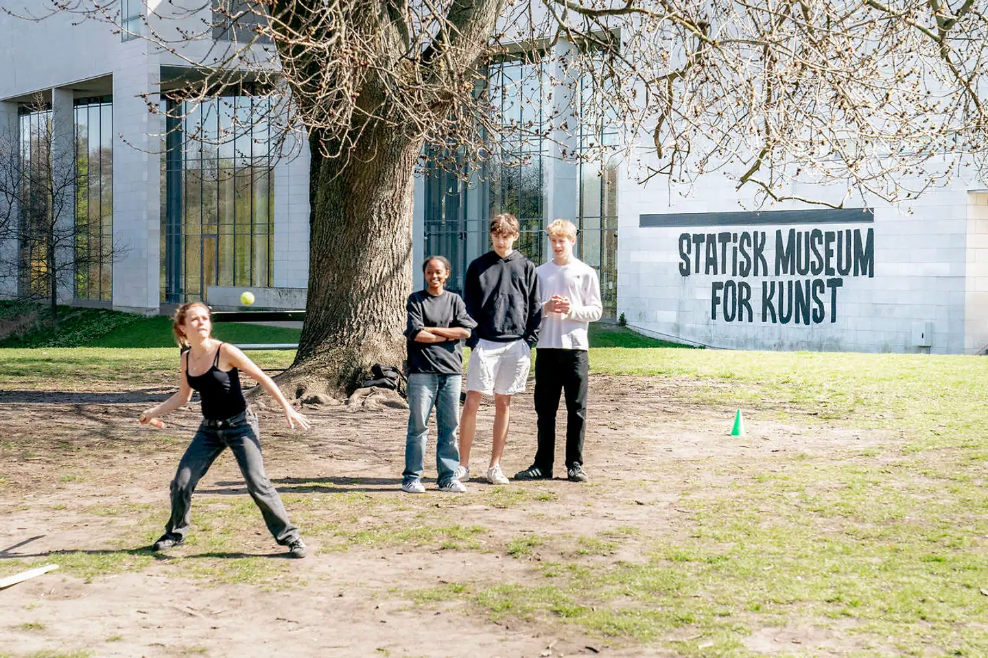 En eller flere ukendte gerningsmænd har »udsmykket« Statens Museum for Kunsts bygning med et budskab. Bogstaverne er flere meter høje.