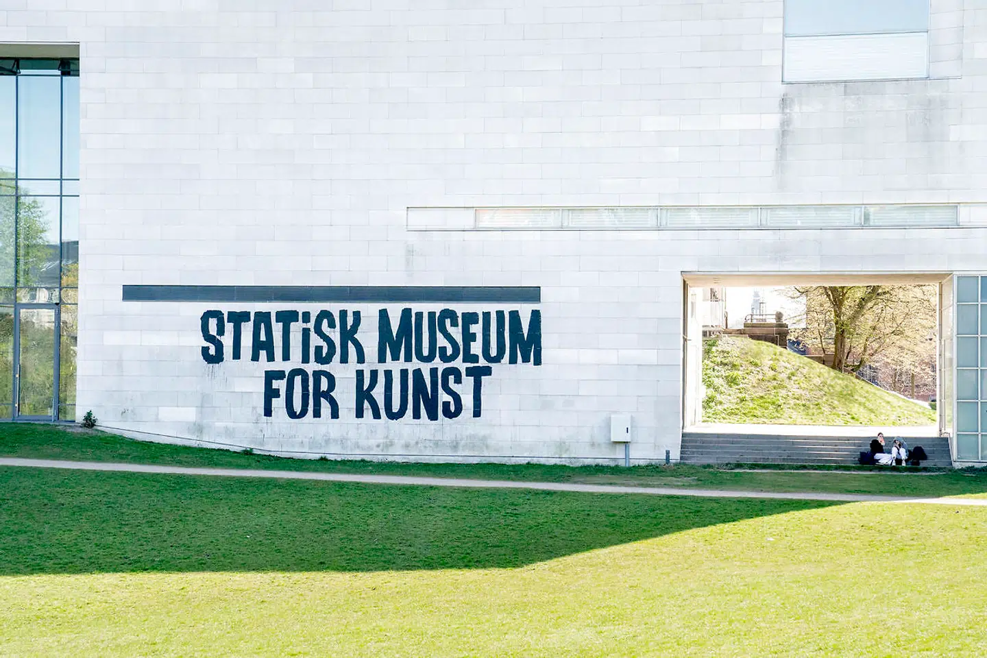 De meterhøje bogstaver blev opdaget i denne uge, og de får en kort levetid på bygningens hvide stenmur ud mod Østre Anlæg.