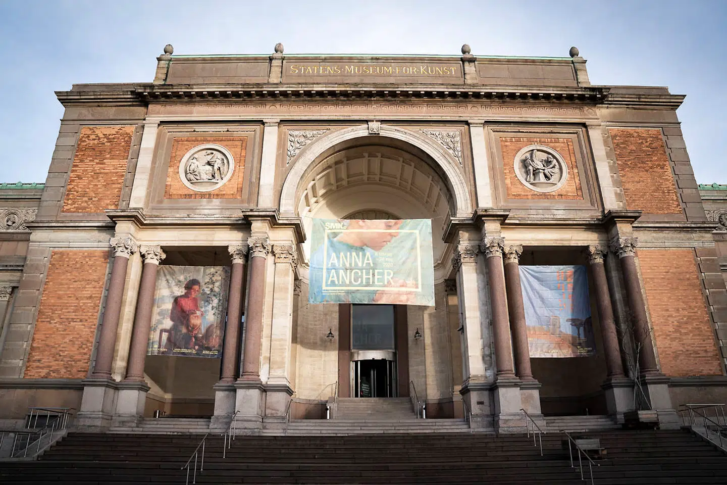 Statens Museum for Kunst har landets største kunstsamling, der består af omkring 260.000 kunstværker.