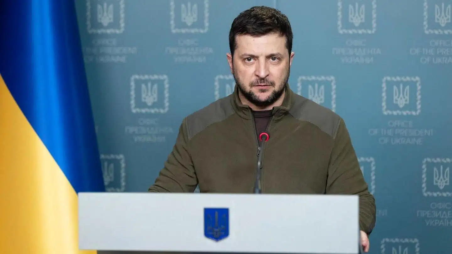 Ukraines præsident, Volodymyr Zelenskyj, har været dygtig til at få militærhjælp til Ukraine. Nu søger han milliarder til at holde staten flydende.