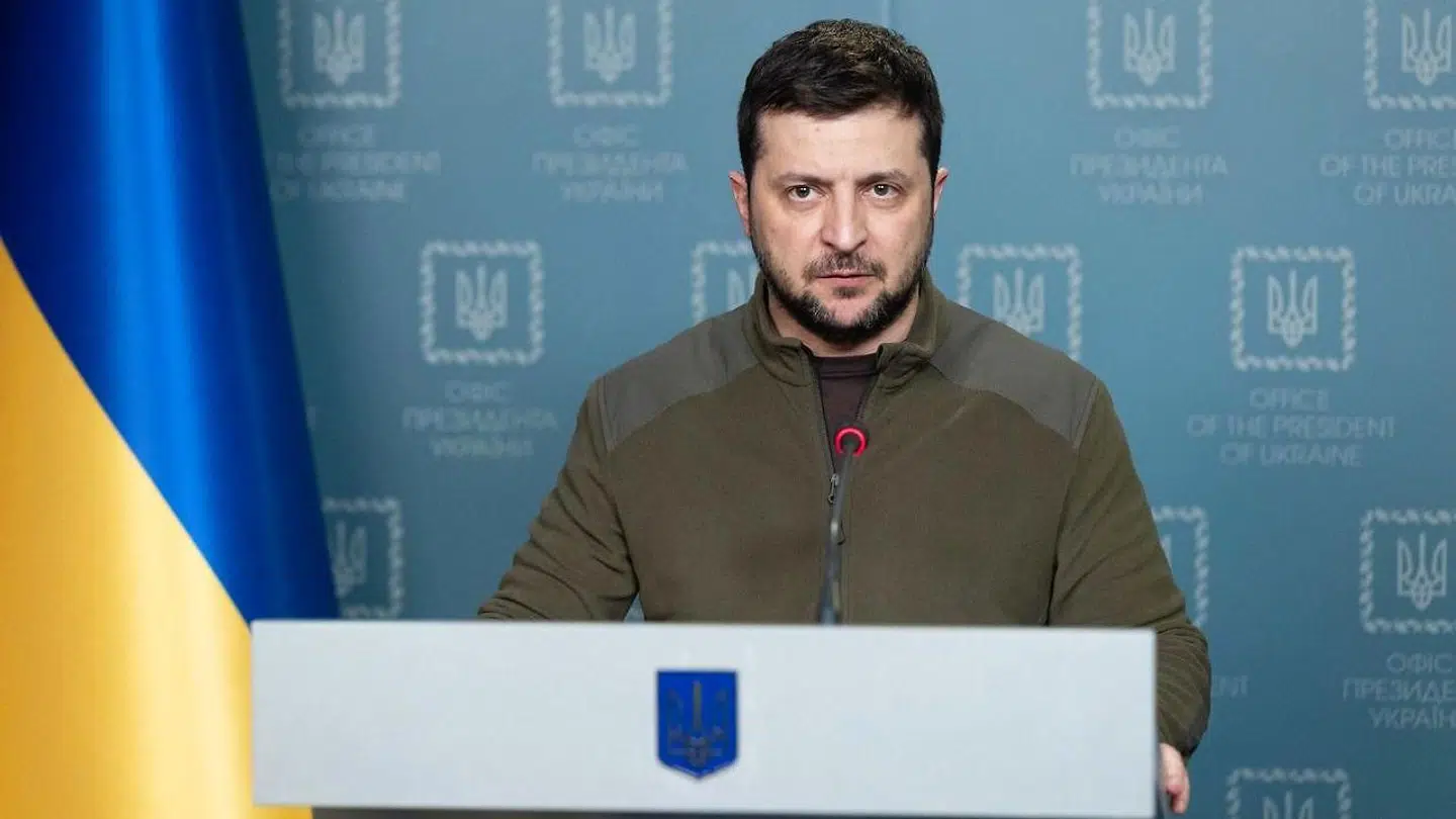 Ukraines præsident, Volodymyr Zelenskyj, har været dygtig til at få militærhjælp til Ukraine. Nu søger han milliarder til at holde staten flydende.