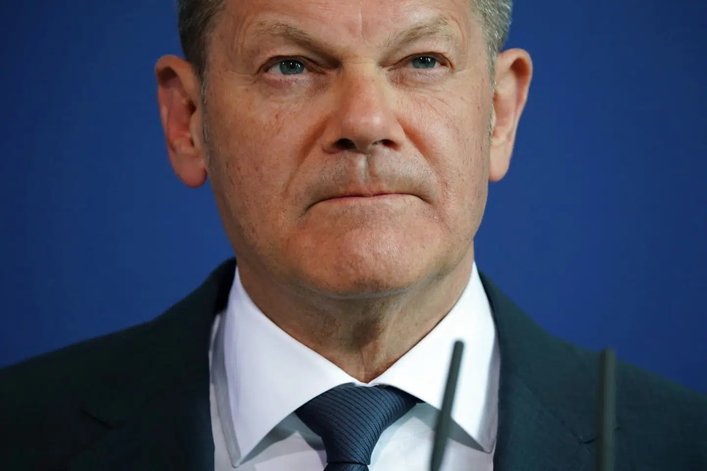 Den tyske kansler, Olaf Scholz, bliver kritiseret fra alle sider, fordi han afviser at levere de tunge våben fra det tyske forsvar, som ukrainerne siger, at de har akut brug for.