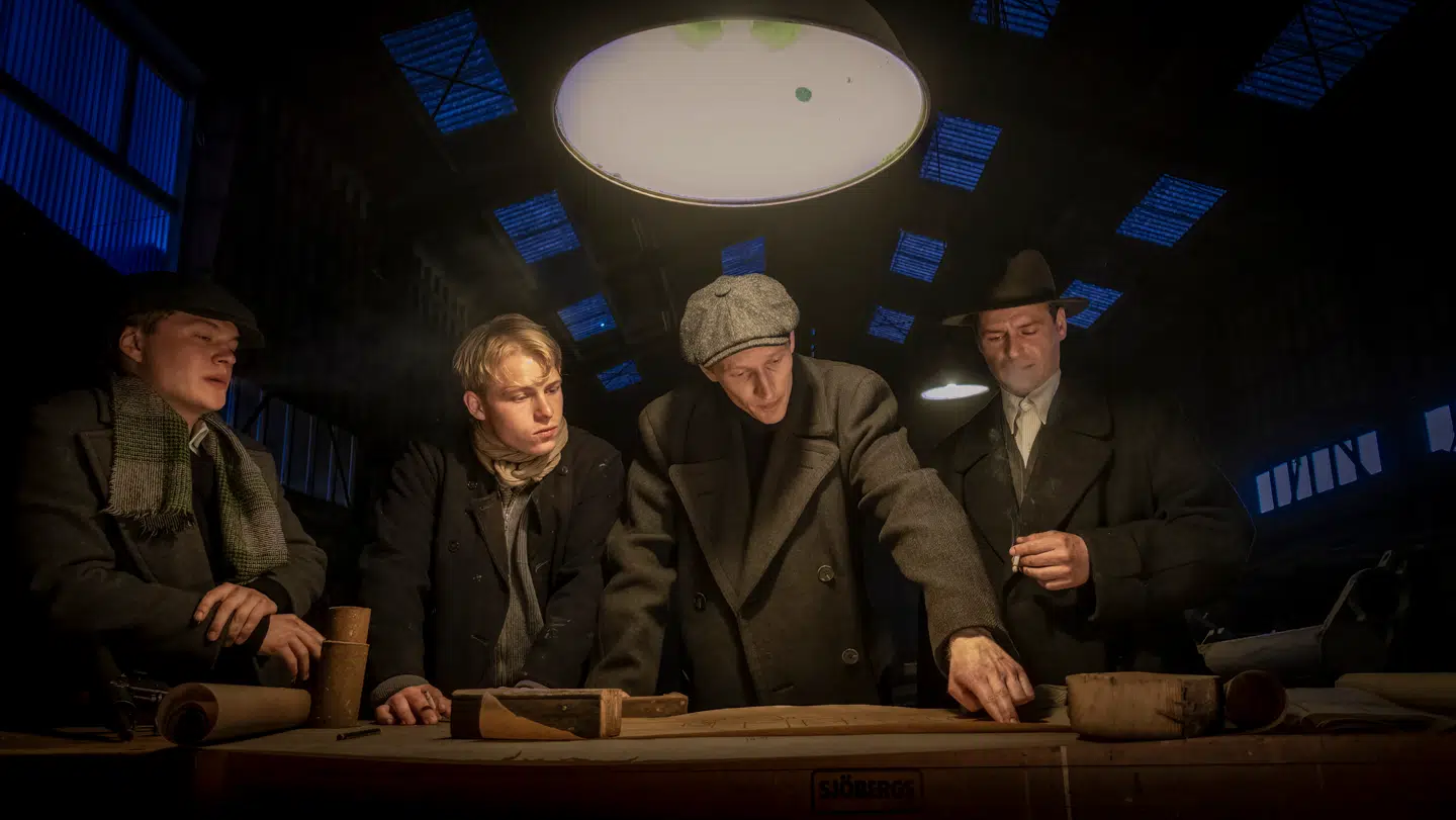 De unge frihedskæmpere planlægger sabotage. Med kasketten Aksel Skov (Mads Reuther).