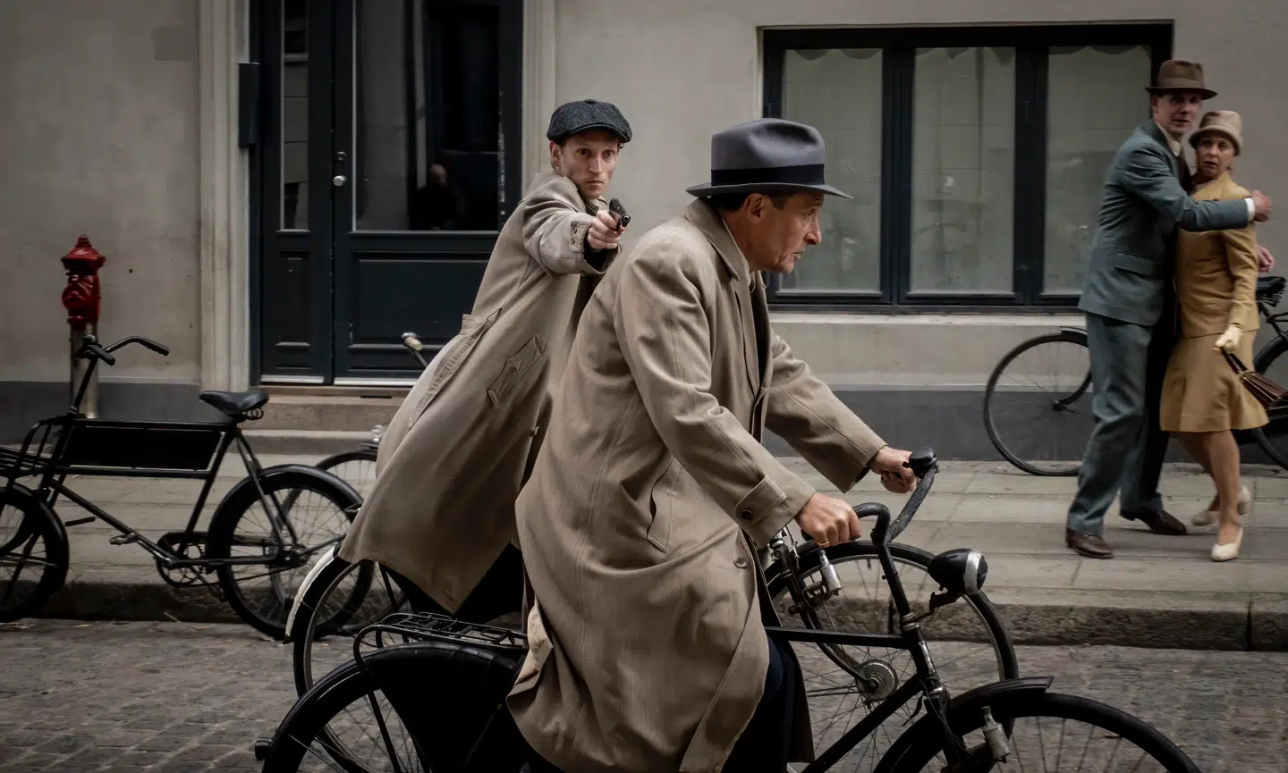 Frihedskæmperen Aksel Skov (Mads Reuther) likviderer stikkeren Arne Nordborg (Allan Olsen).