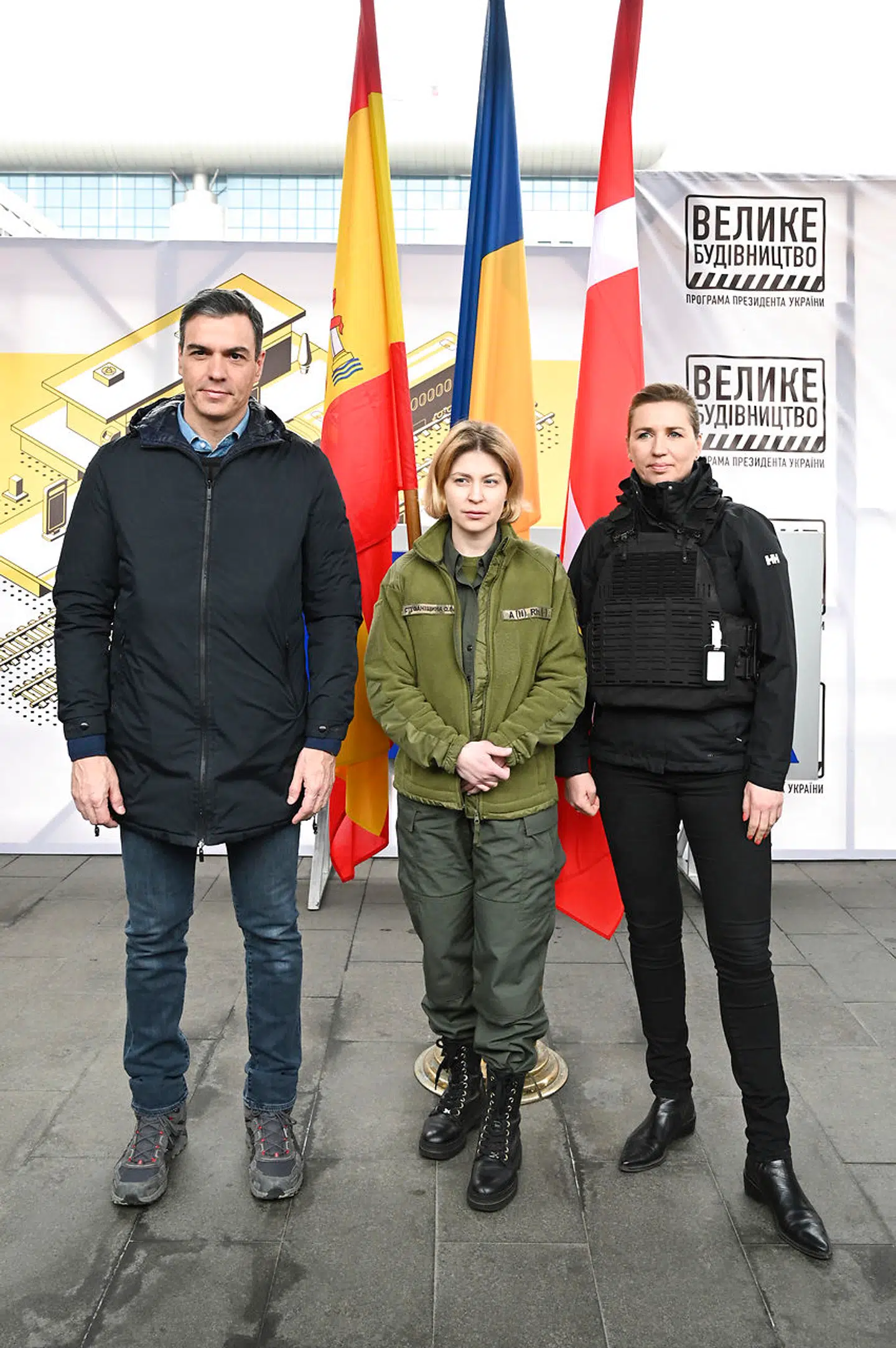 The President of the Government, Pedro Sánchez, and the Prime Minister of Denmark, Mette Frederiksen (r), pose on their arrival in Kiev to meet with the President of Ukraine, on April 21, 2022, in Kiev (Ukraine). Sanchez took off yesterday, Wednesday, April 20, to a town in Poland, near the border with Ukraine, and from there he made a trip to the capital where he plans to meet with President Volodymir Zelenski. The purpose of the trip of the President of the Government is to convey the support of Spain to the Ukrainian people and the rejection of the war promoted by Putin. In addition, Sanchez wants to confirm to Zelenski that he will continue sending humanitarian and military aid. 21 APRIL 2022;SANCHEZ;UKRAINE;KIEV WAR;RUSSIA Pool Moncloa/Borja Puig de la Bellacasa / Europa Press 04/21/2022 (Europa Press via AP)
