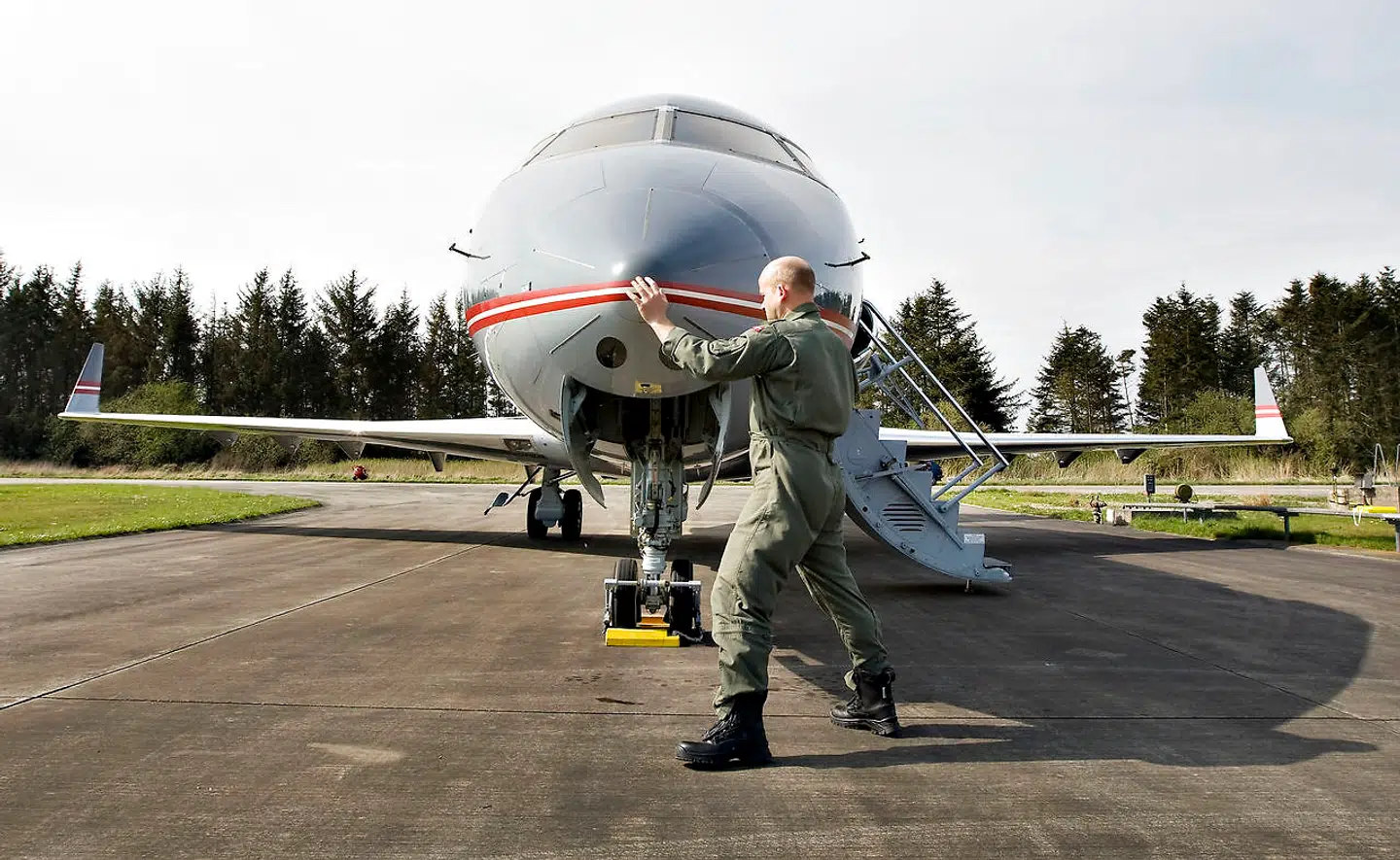 Forsvarets CL-604 Challenger-transportfly har haft et væld af opgaver gennem tiden. Mange af dem har indebåret at gå ned i lav højde for at se nærmere på for eksempel skibe eller forurening. Arkivfoto: Henning Bagger/Ritzau Scanpix