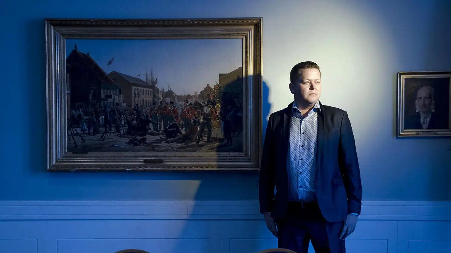 Kulturordfører for Dansk Folkeparti, Dennis Flydtkjær, fotograferet foran F.C. Lunds maleri fra Treårskrigen 1848-1851. Lund skildrede de sejrrige danske soldater efter slaget ved Bov, og man ser slagne holstenske soldater. Blodet flyder på brostenene.