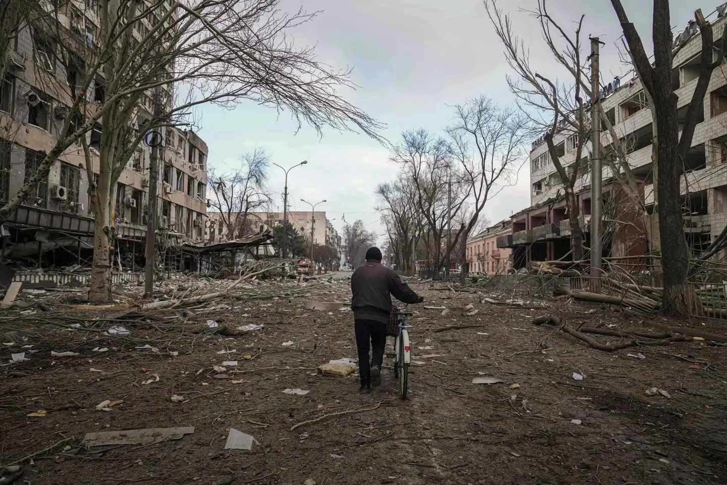 Billederne fra sønderbombede Mariupol understreger russernes brutale angreb på nabolandet.