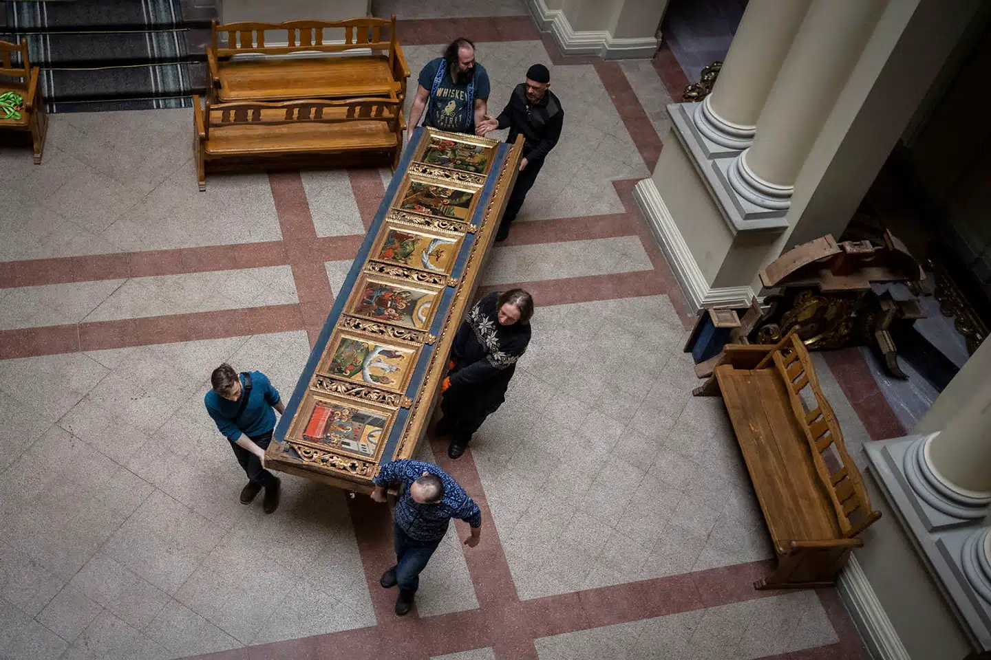 I Lviv pakkede man i begyndelsen af april vigtig kulturarv ned for at gemme det bort på steder, der forhåbentlig ikke rammes af krigen. Her bærer medarbejdere ikoner fra Andrey Sheptytsky Nationalmuseum bort.