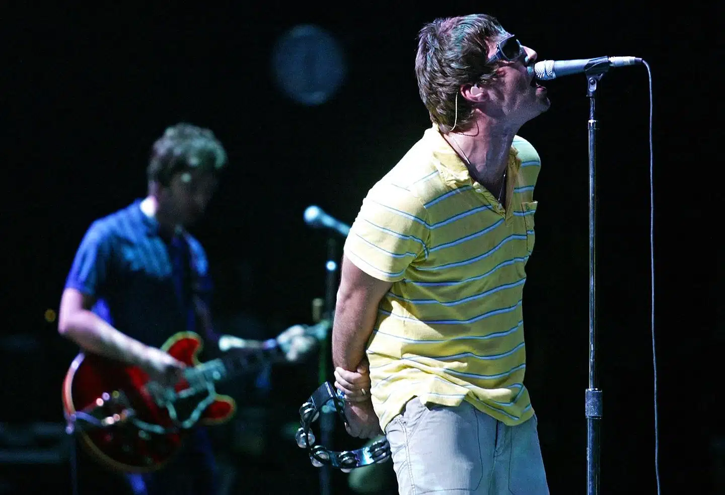 Liam (forrest) og Noel Gallagher under en koncert i Spanien i 2005.
