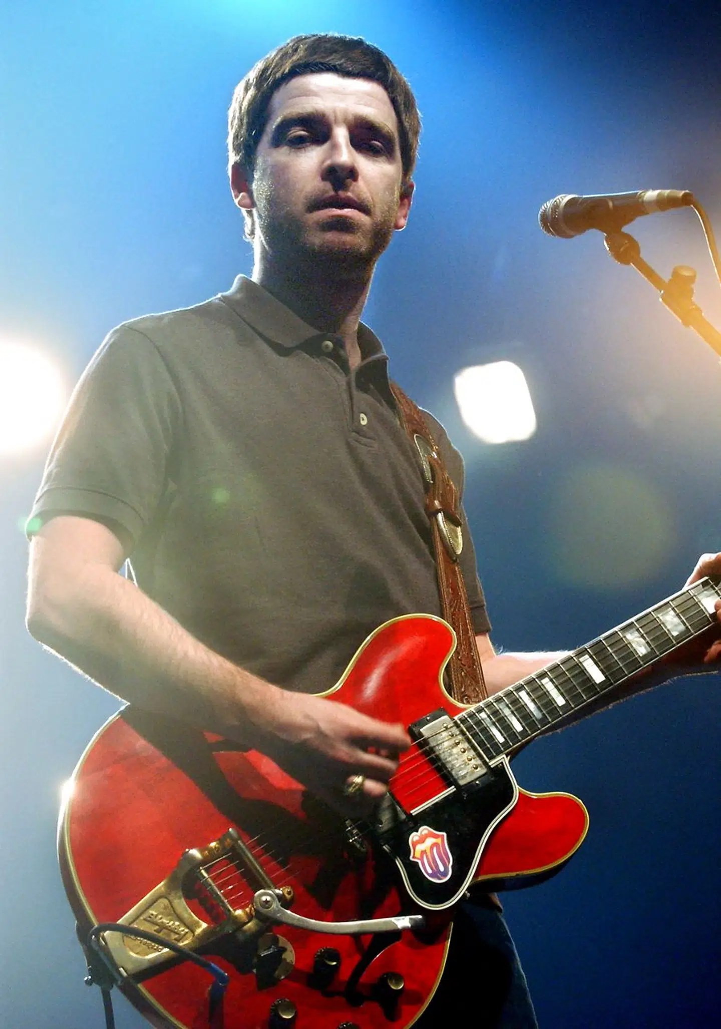 Det er en guitar som den, Noel Gallagher holder på dette billede fra 2003 – eller måske præcis denne guitar – der nu er til salg.