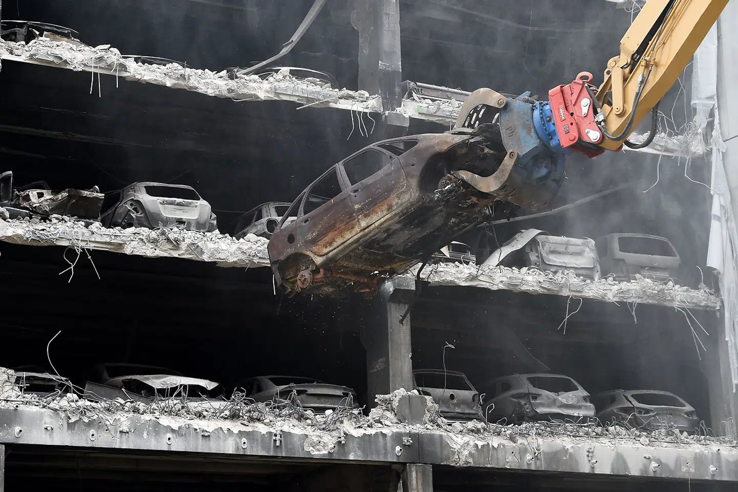 En udbrændt bil fjernes fra et parkeringshus i Liverpool i England. Nytårsaften i 2017 brændte i omegnen af 1.400 biler, og parkeringshuset – der var opført i beton – måtte man bagefter rive ned.