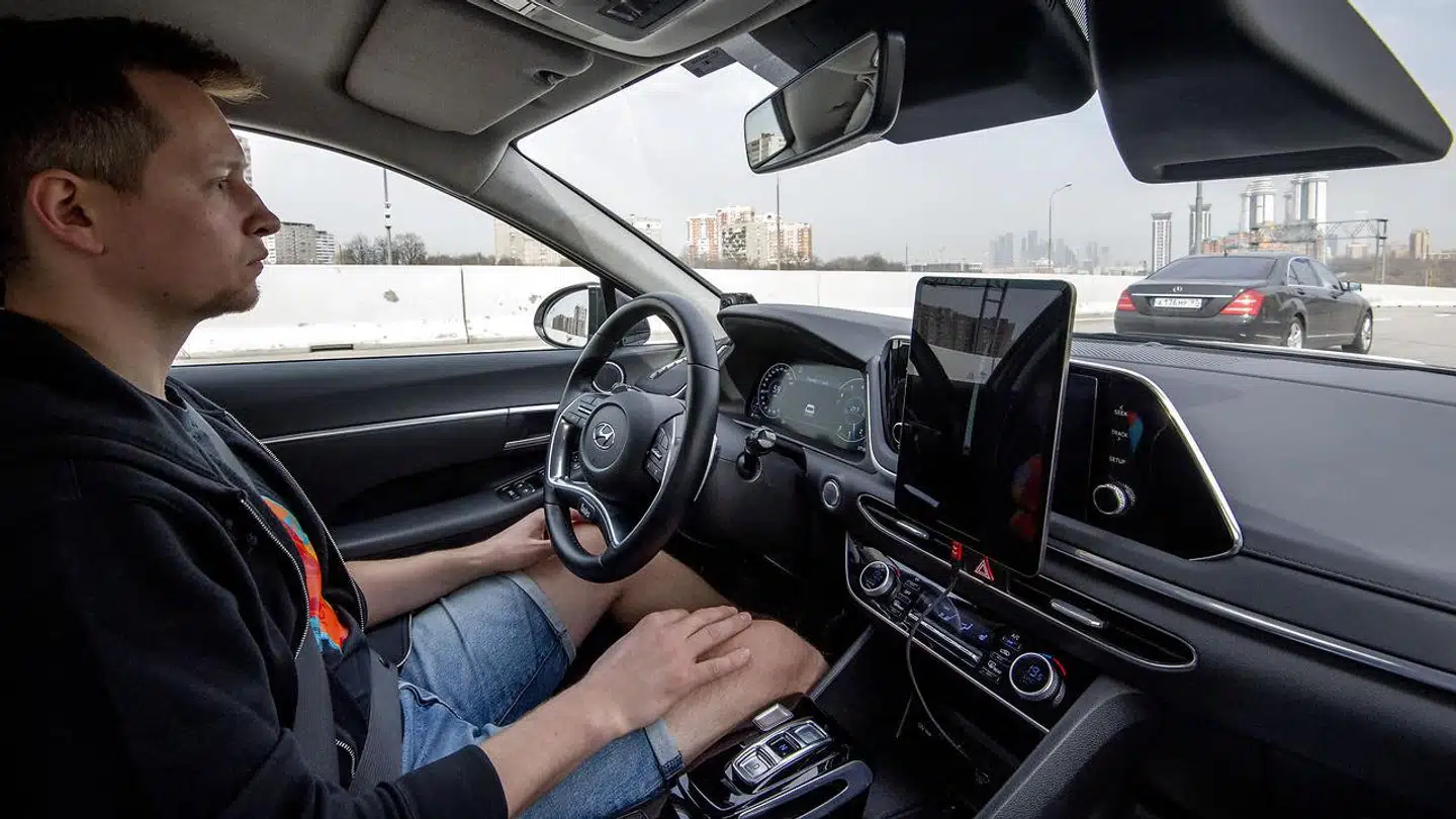 Jo, jo, det er ifølge den britiske regering helt i orden ikke at have hænderne på rattet, når man kører i en selvkørende bil. Nu må man gerne se film eller tv på skærmen, mens bilen kører videre – men hold endelig nallerne fra mobiltelefonen.