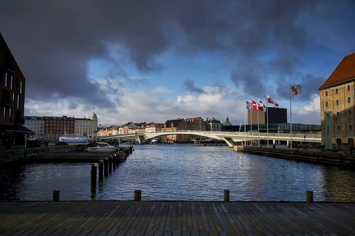 Det er netop Inderhavnsbroens specielle broklapper, som 'kysser' hinanden, der er grunden til, at broen nu står over for en omfattende renovation.