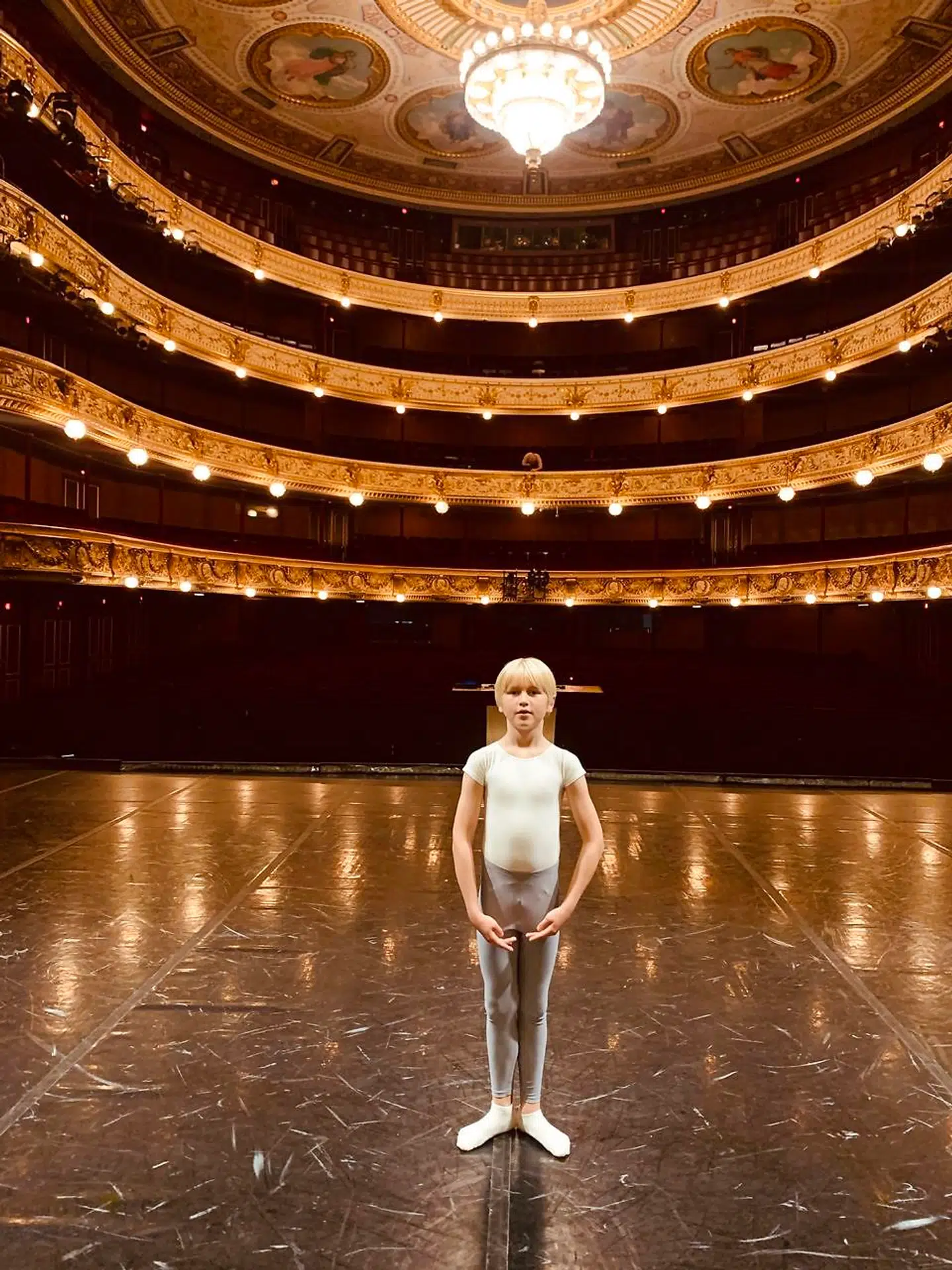 Uden at dokumentarserien borer i blod, sved og tårer, fornemmer man, at det bestemt ikke er nogen badeferie at gå på balletskole.