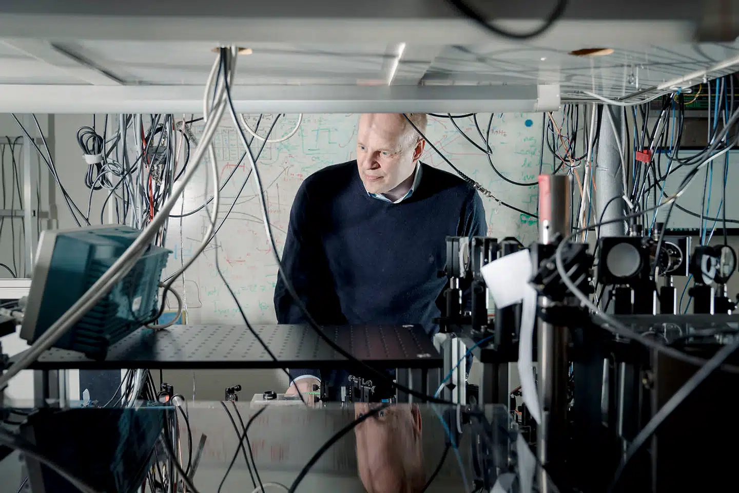 Helt forsimplet, så fungerer en normal computer sådan, at den får en række opgaver, som den så løser en ad gangen. En kvantecomputer kan løse alle opgaverne på én gang, forklarer Jan W. Thomsen, der er institutleder og atomfysiker på Niels Bohr Institutet.