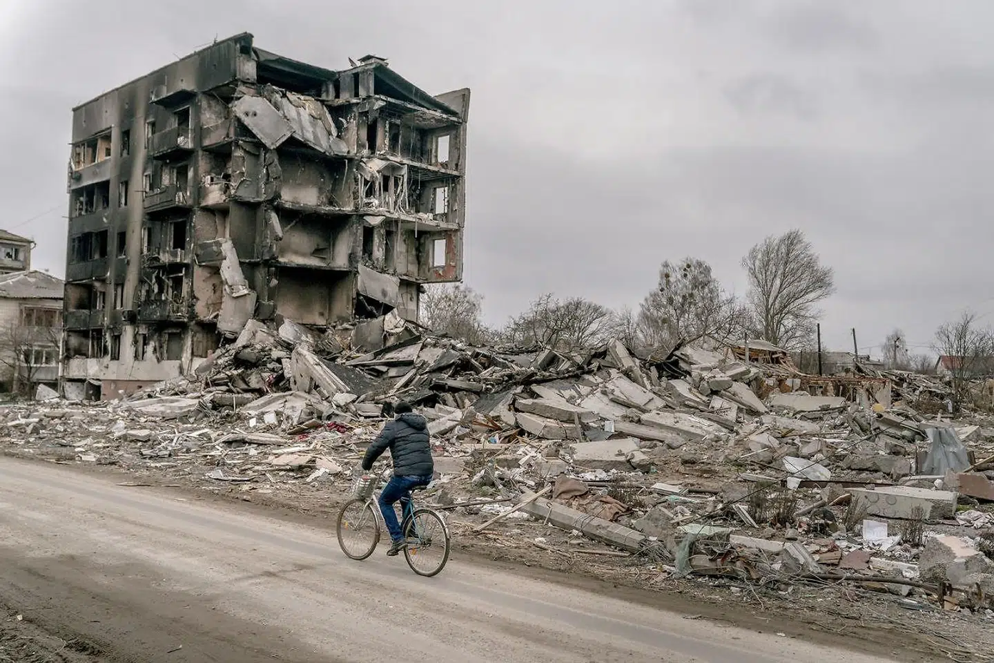 »Det er flot og solidarisk med en særlov for ukrainske krigsflygtninge, der formentlig vil bringe flere til Danmark end i nogen anden flygtningebølge. Og det kan forklares, at vi ikke kan vise samme solidaritet med resten af verden. Omvendt er det umuligt at forklare, at indsatsen ligefrem skal betales ved at yde mindre til fattige og nødlidende uden for Europa,« skriver Mogens Lykketoft.