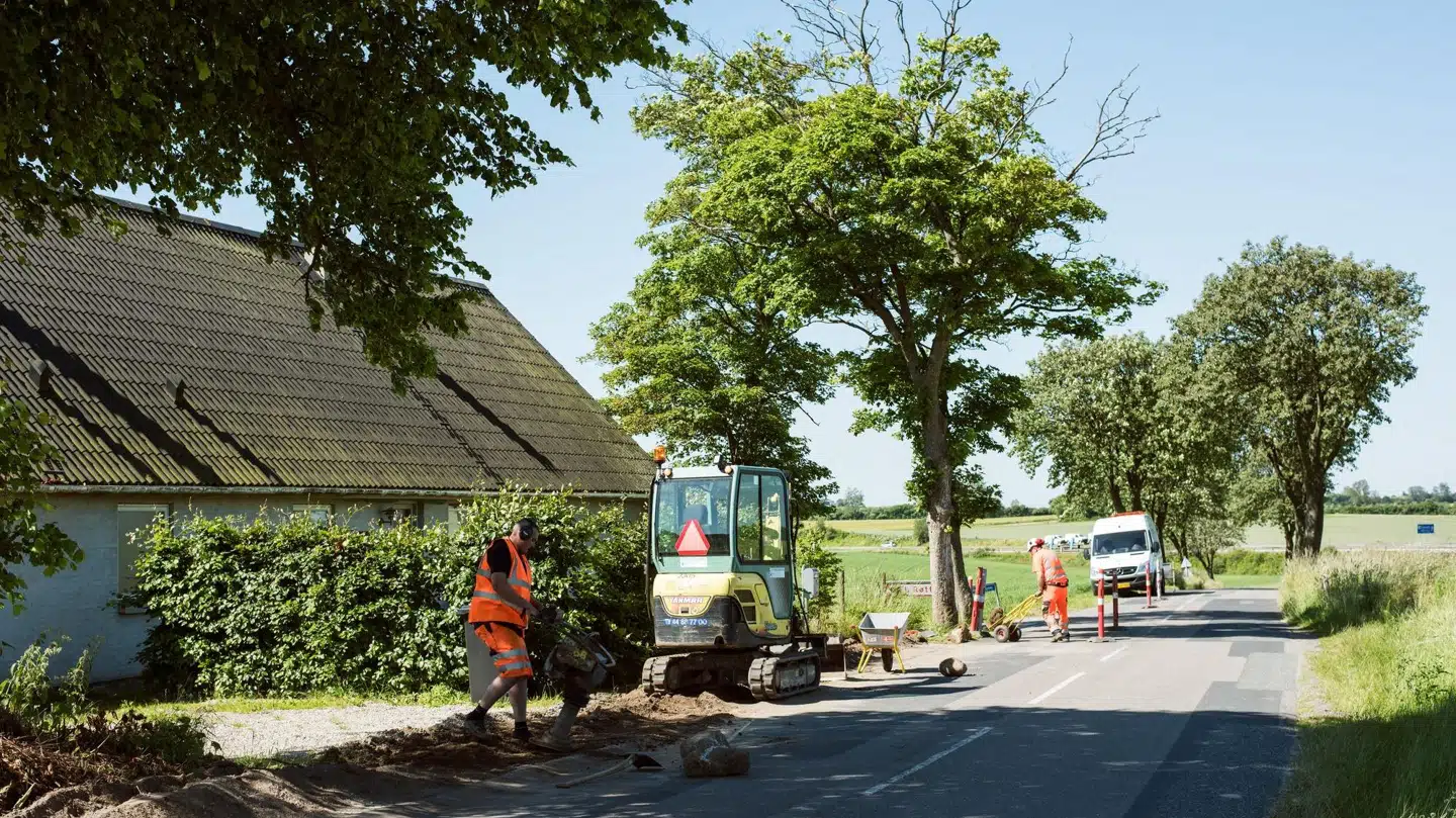 Overalt i Danmark graves der fiberkabler ned for at kunne levere lynhurtigt internet – og det gælder om at komme først. Her er det Fibias gravehold, der er i sving.