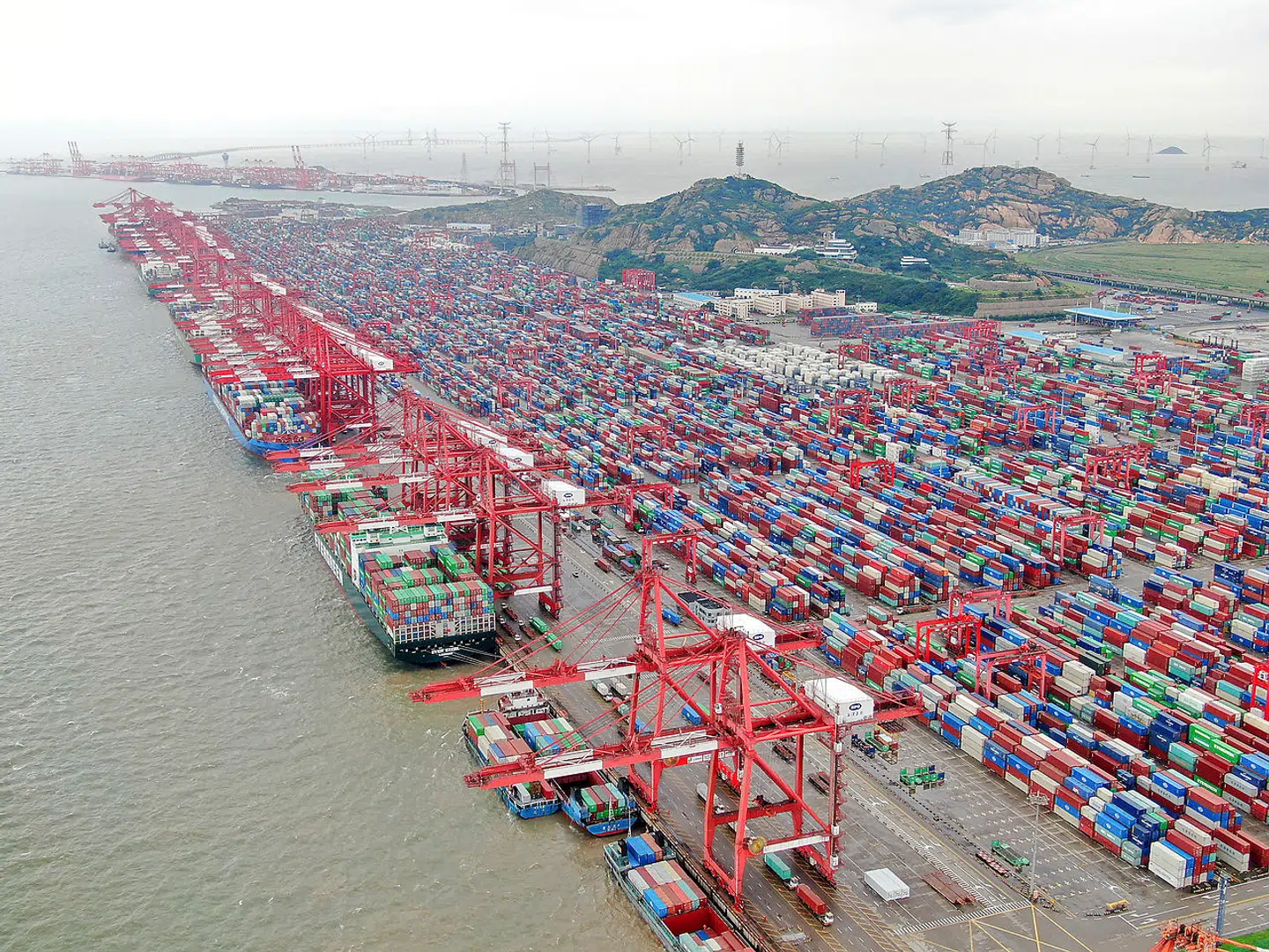 Shanghai har verdens største havn, men på grund af omfattende nedlukninger må flere hundrede skibe lige nu vente på ubestemt tid på at komme til kajs.