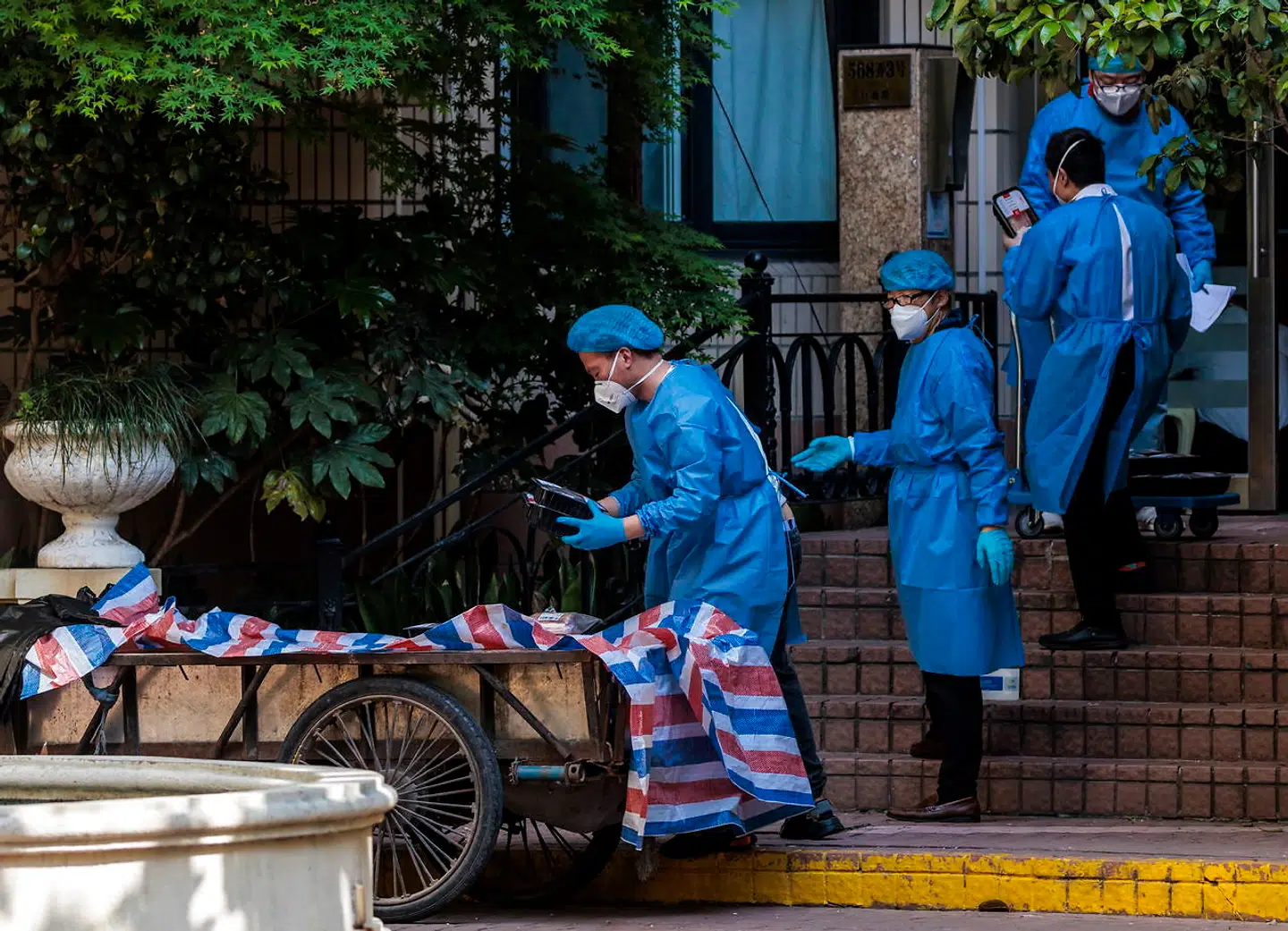 Vreden vokser i Kinas finansielle centrum Shanghai, efter byen er blevet lukket ned på ubestemt tid. Intet tyder dog på, at Kinas styre vil lempe den strenge nulcoronapolitik.
