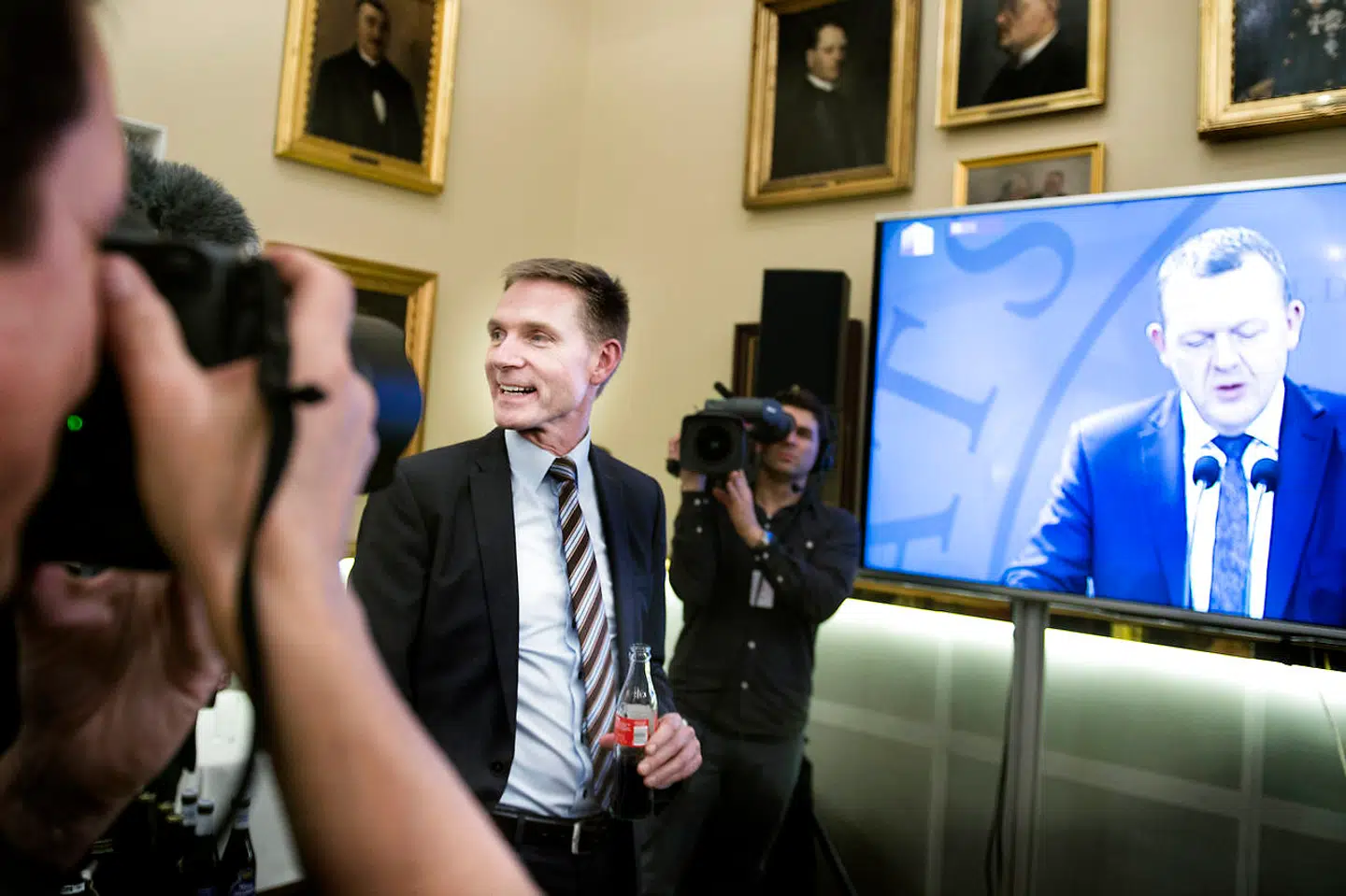 En glad Kristian Thulesen Dahl fra Dansk Folkeparti ser daværende statsminister Lars Løkke Rasmussens pressemøde efter vælgernes nej til retsforbeholdsafstemningen 3. december 2015. En afstemning, Thulesen vandt, og Løkke tabte.